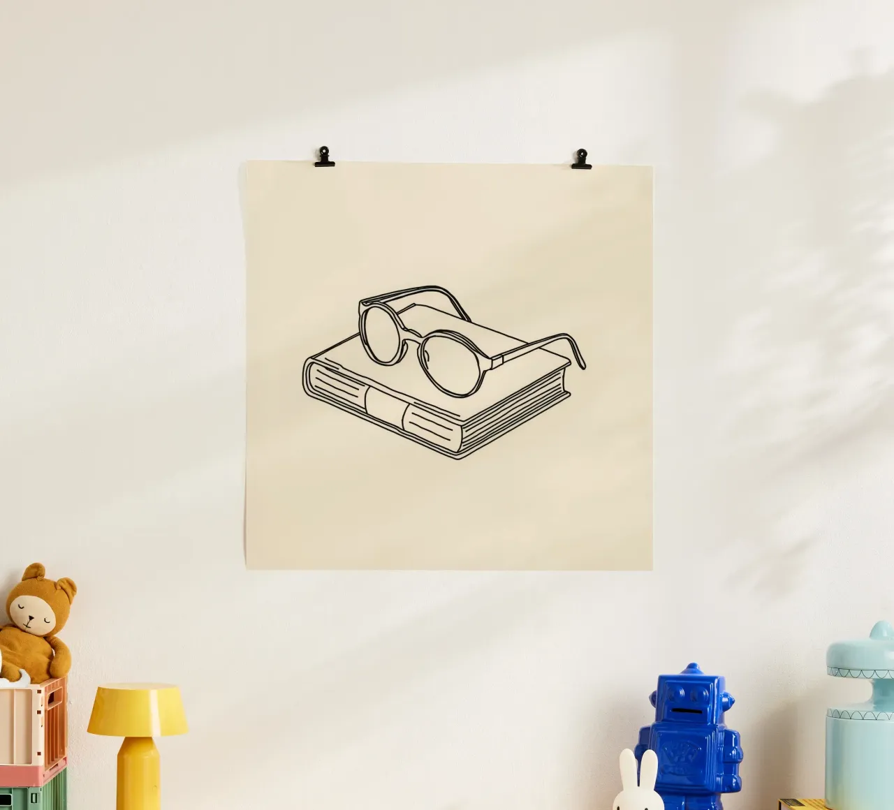 Occhiali su un libro chiuso che simboleggia la conoscenza e la lettura poster con telaio in plastica da DesignDoodle