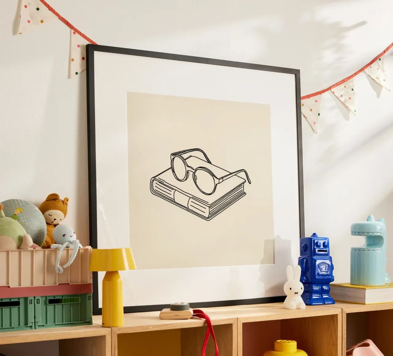 Occhiali su un libro chiuso che simboleggia la conoscenza e la lettura poster con telaio in plastica da DesignDoodle