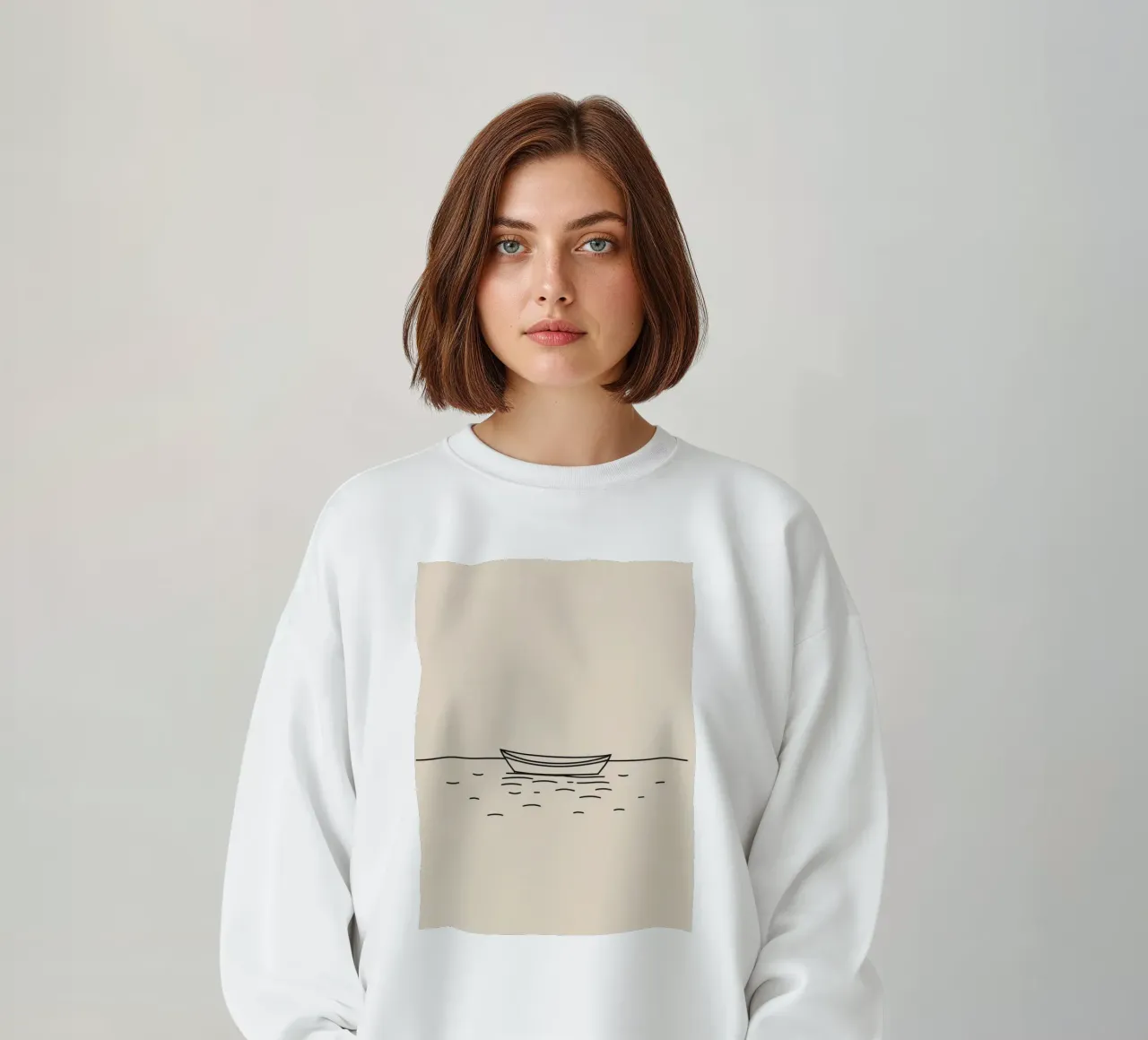 Una semplice barca che galleggia tranquillamente su acque calme all'alba felpa da DesignDoodle