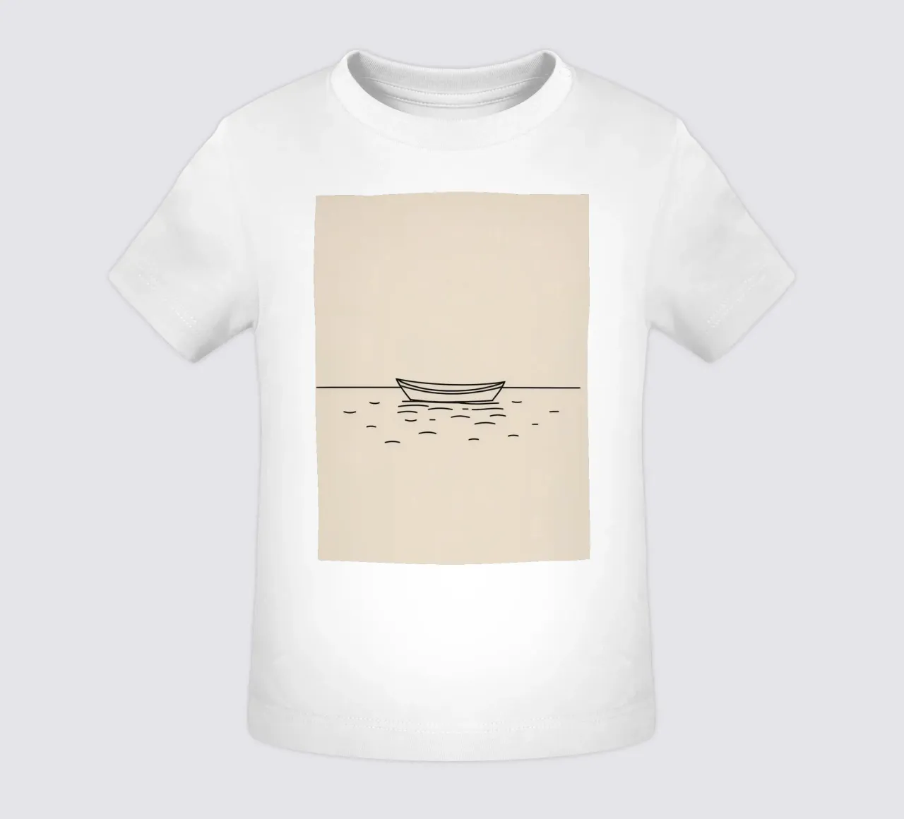 Una semplice barca che galleggia tranquillamente su acque calme all'alba maglietta neonato da DesignDoodle