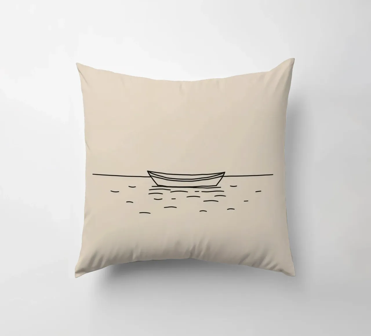 Una semplice barca che galleggia tranquillamente su acque calme all'alba cuscino da DesignDoodle