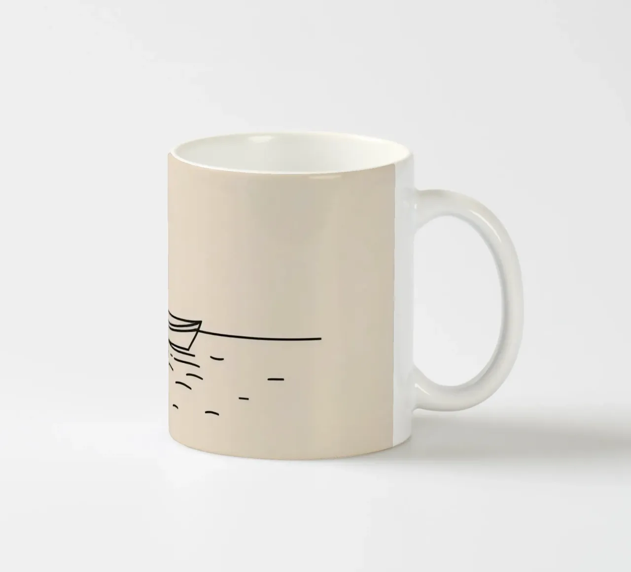 Una semplice barca che galleggia tranquillamente su acque calme all'alba tazza in ceramica da DesignDoodle