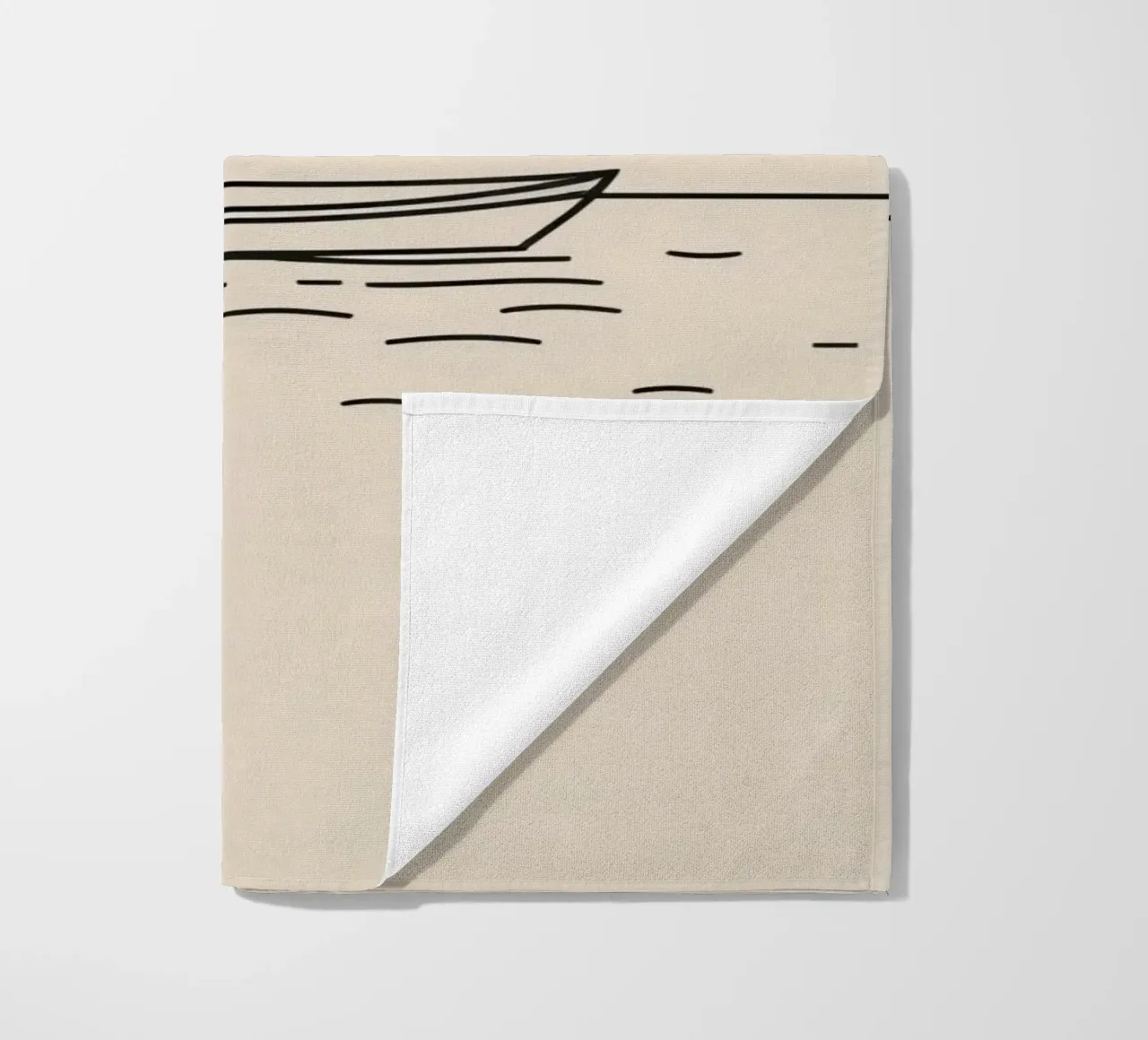 Una semplice barca che galleggia tranquillamente su acque calme all'alba telo mare da DesignDoodle