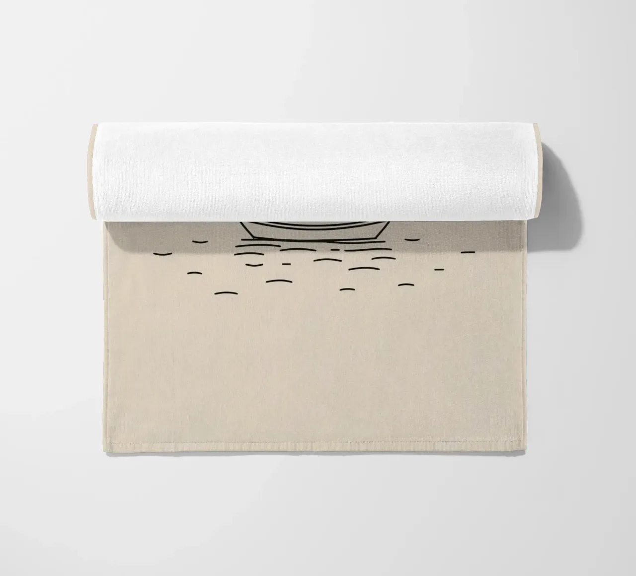 Una semplice barca che galleggia tranquillamente su acque calme all'alba telo mare da DesignDoodle