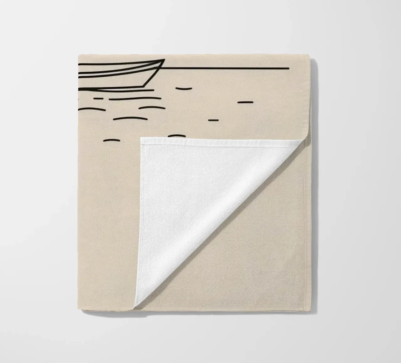Una semplice barca che galleggia tranquillamente su acque calme all'alba telo mare da DesignDoodle
