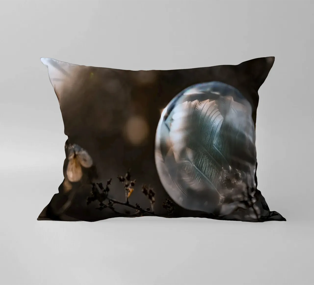 piume a bolle d'aria cuscino da Earthly Visions