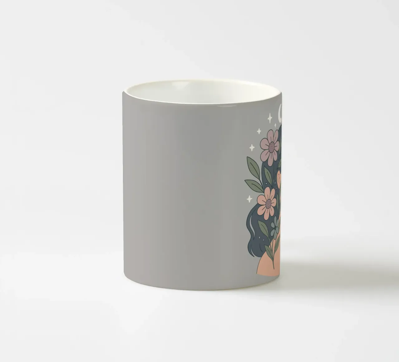 Eleganza floreale - Donna con corona di fiori tazza in ceramica da Kiroiharu