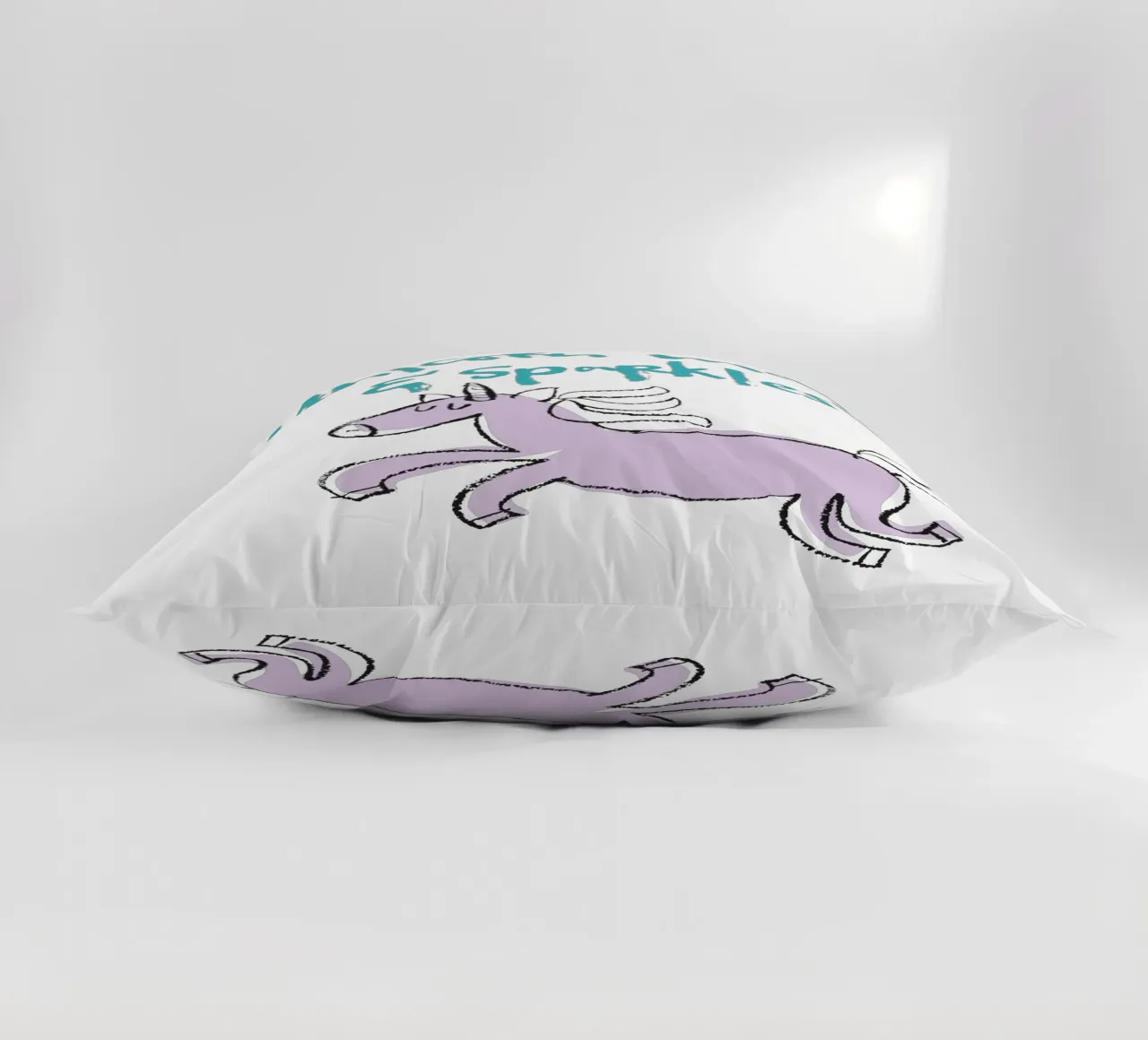 Unicorn magic & sparkles - bunt cuscino da Brushmeetspaper
