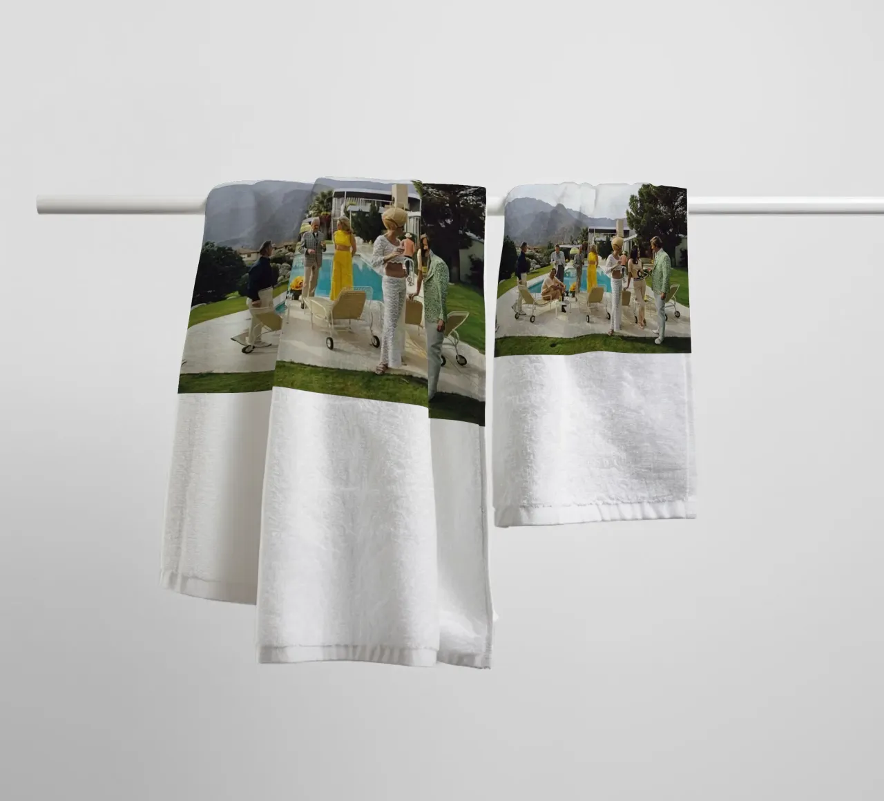 Die Poolside-Party Handtuch von The Poster UK