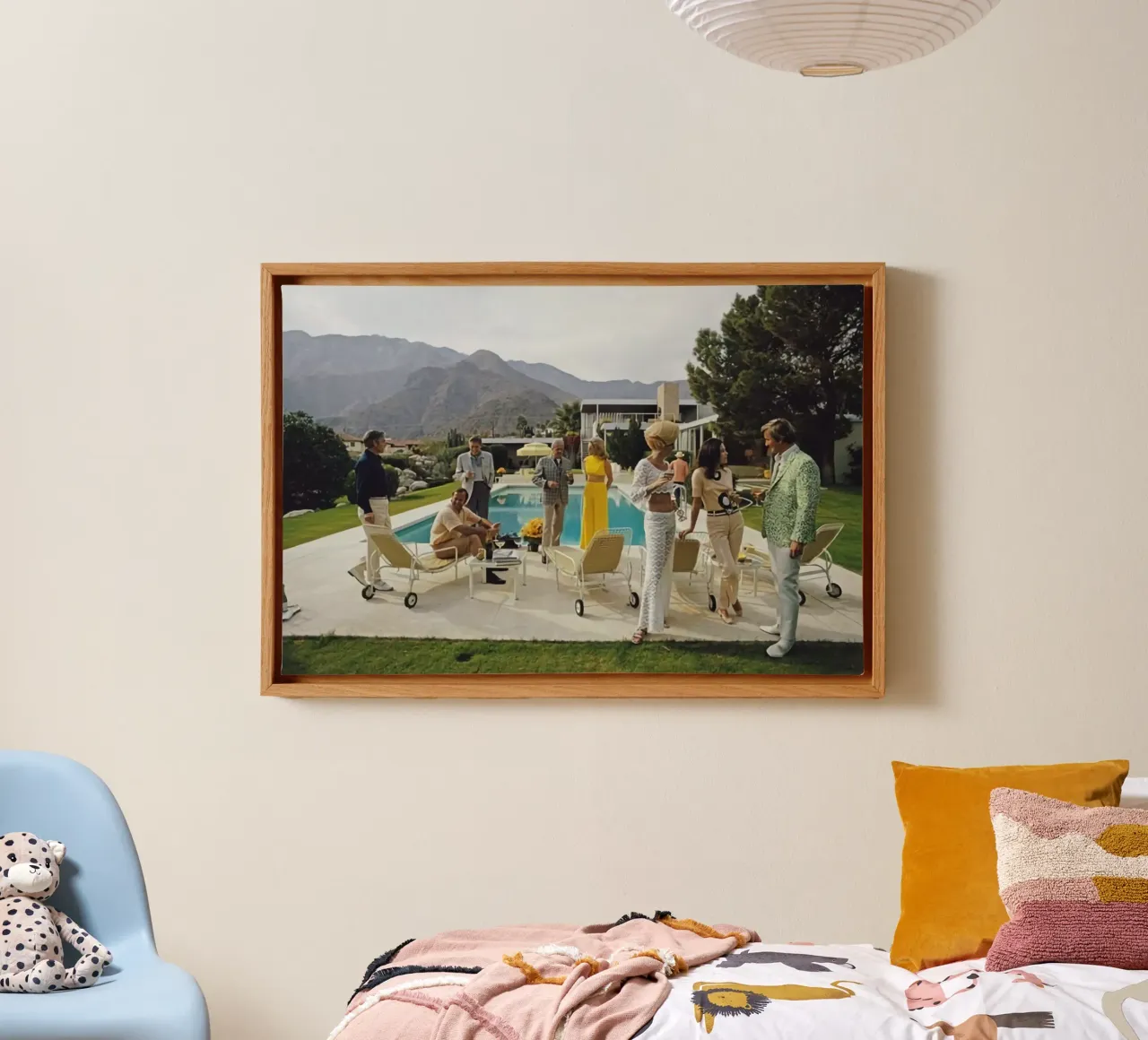 Die Poolside-Party Leinwand mit Schattenfugenrahmen von The Poster UK