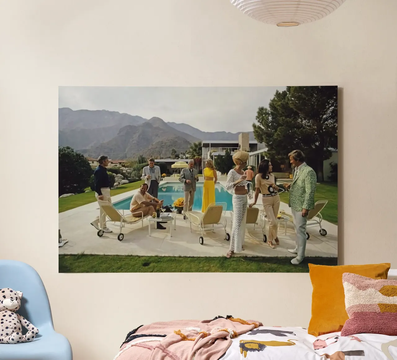 Die Poolside-Party Leinwand mit Schattenfugenrahmen von The Poster UK