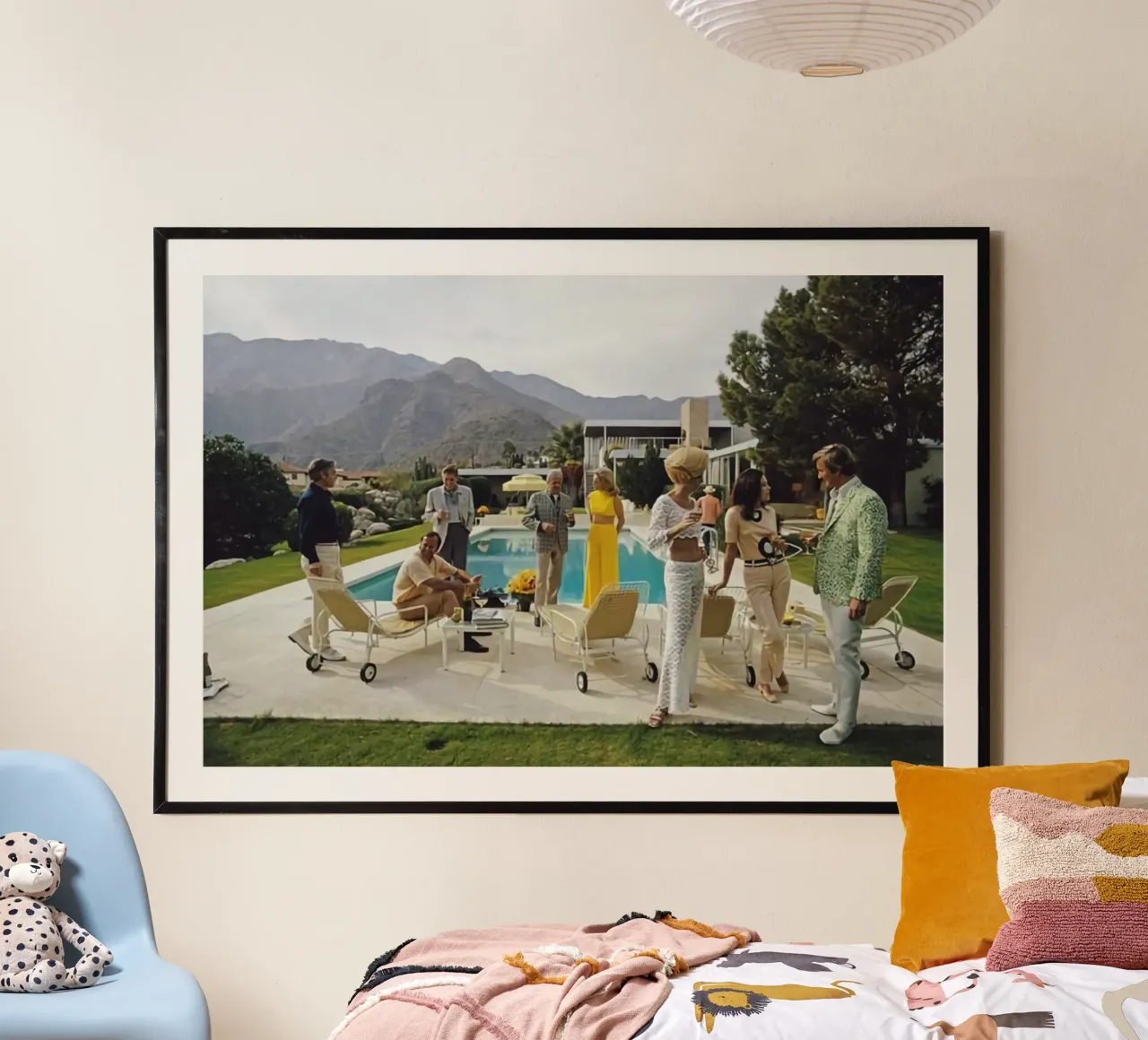 La festa a bordo piscina poster con telaio in legno da The Poster UK
