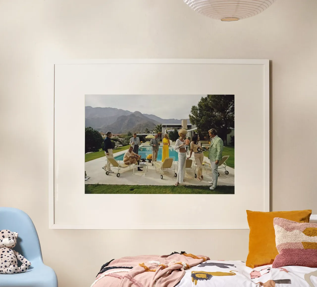La festa a bordo piscina poster con telaio in legno da The Poster UK