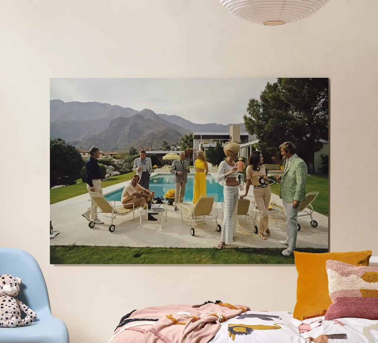 La festa a bordo piscina poster con telaio in legno da The Poster UK