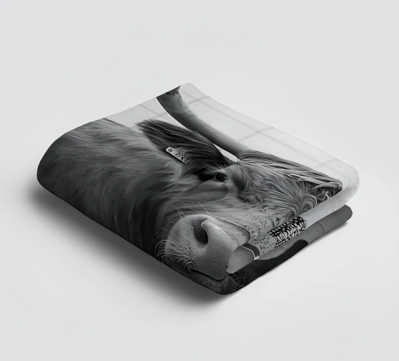 Mucca scozzese in bagno asciugamano da bagno da Plain Thoughts