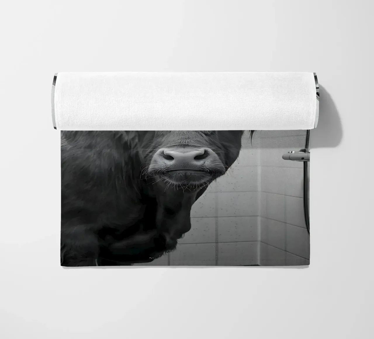 Mucca scozzese in bagno telo mare da Plain Thoughts