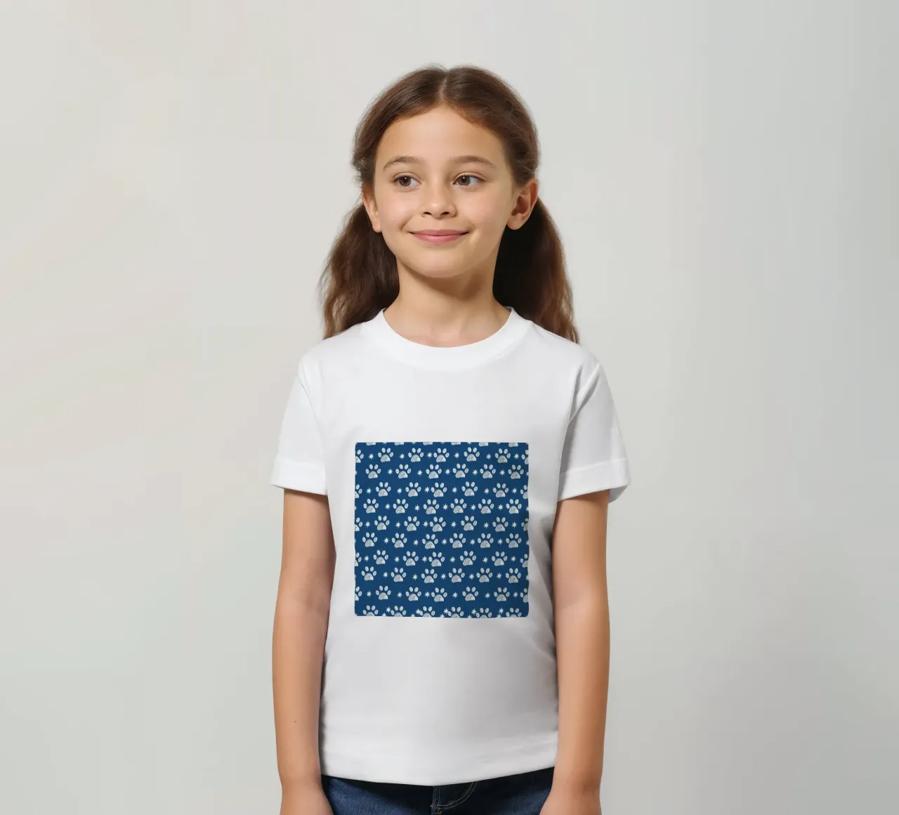 Sfondo blu reale, impronte di zampe e stelle bianche t-shirt bambini da gulsengunel