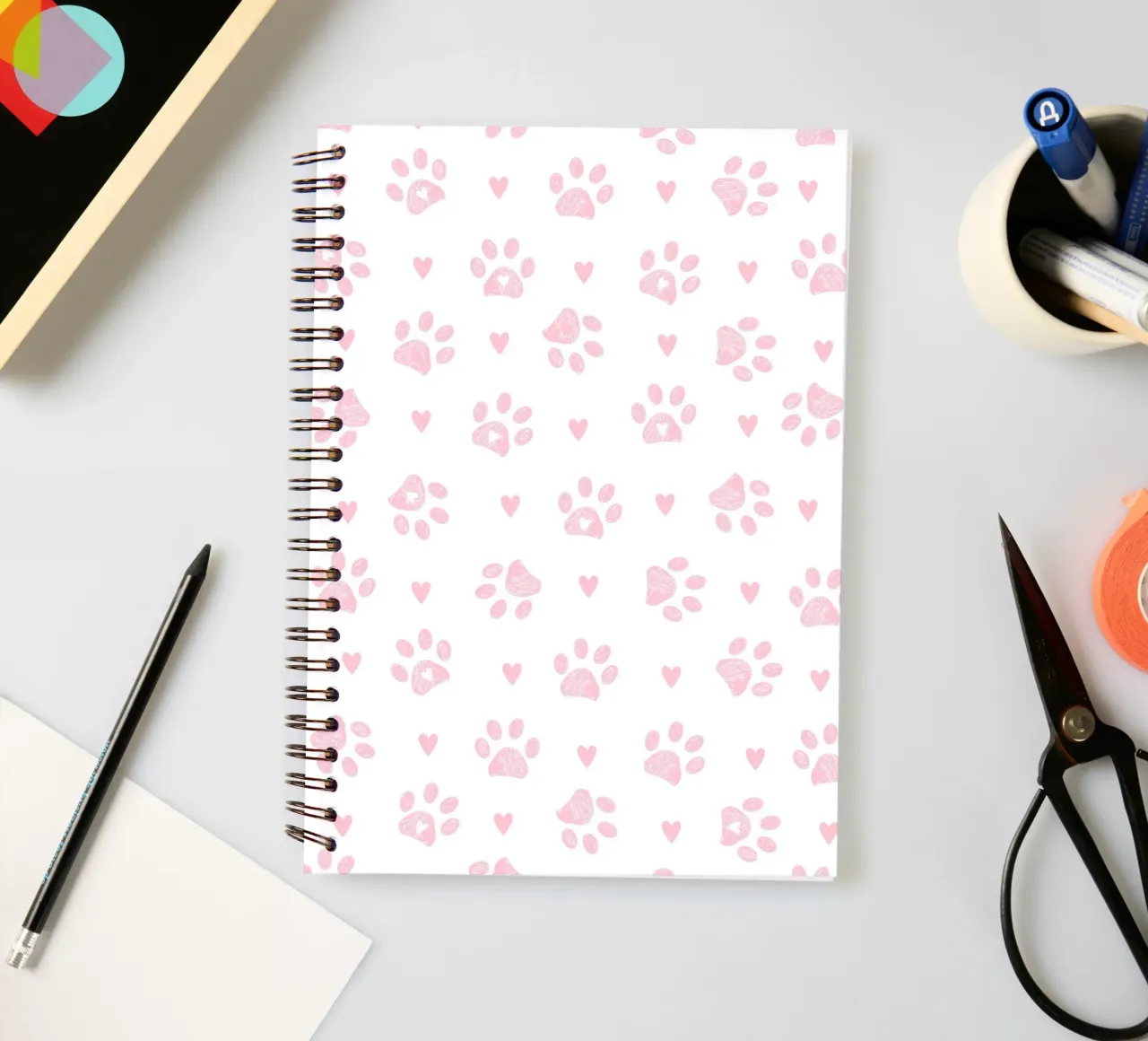 Suaves huellas rosas con corazones cuaderno de espiral de gulsengunel