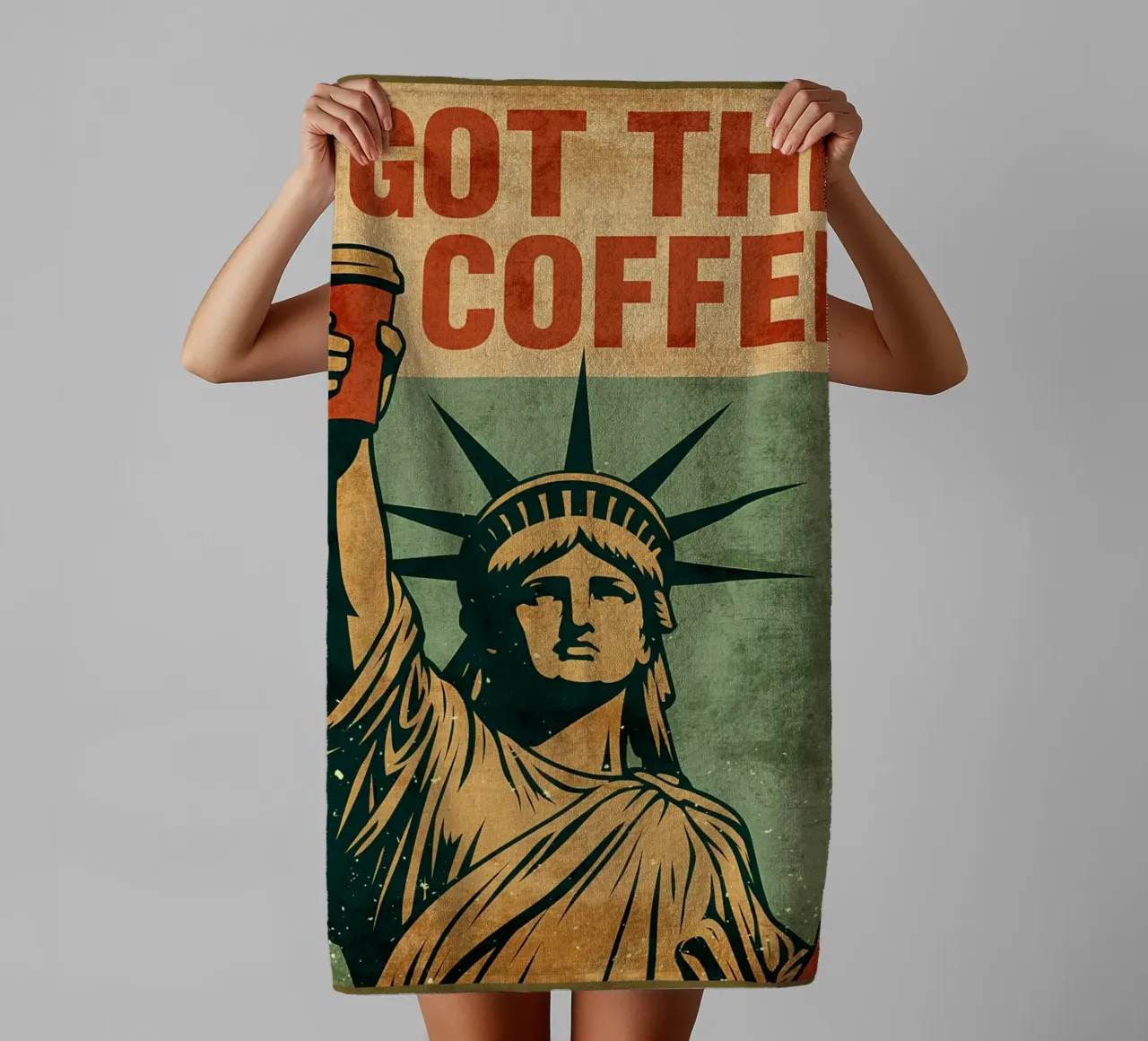 Poster per il caffè con la Statua della Libertà asciugamano da bagno da Drew Studio