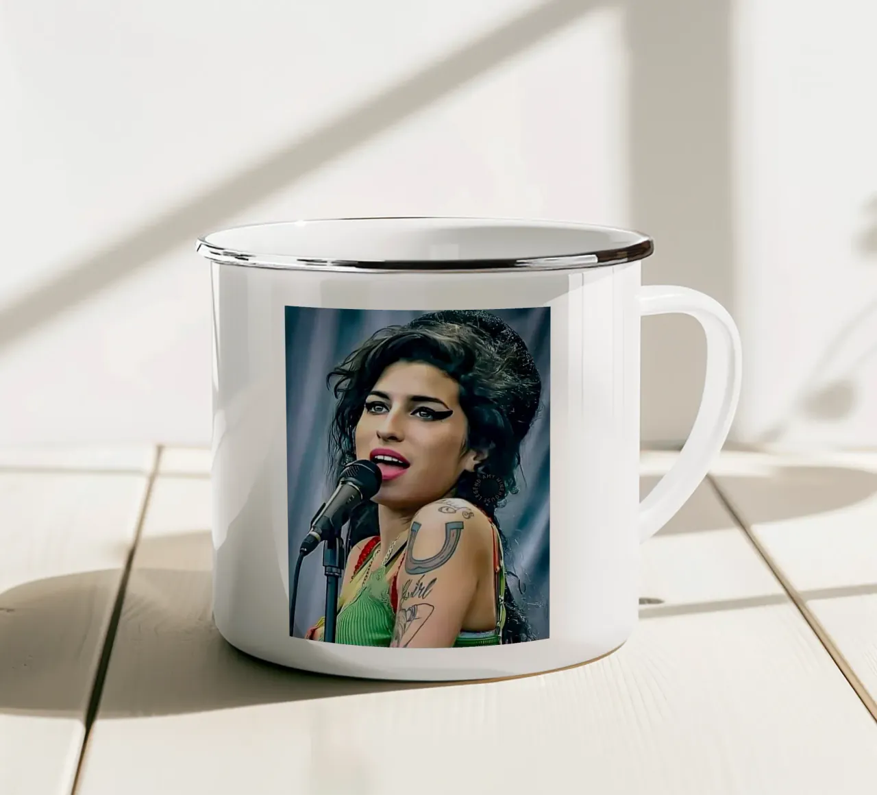 Amy Winehouse tazza in smalto da Musadad Shop