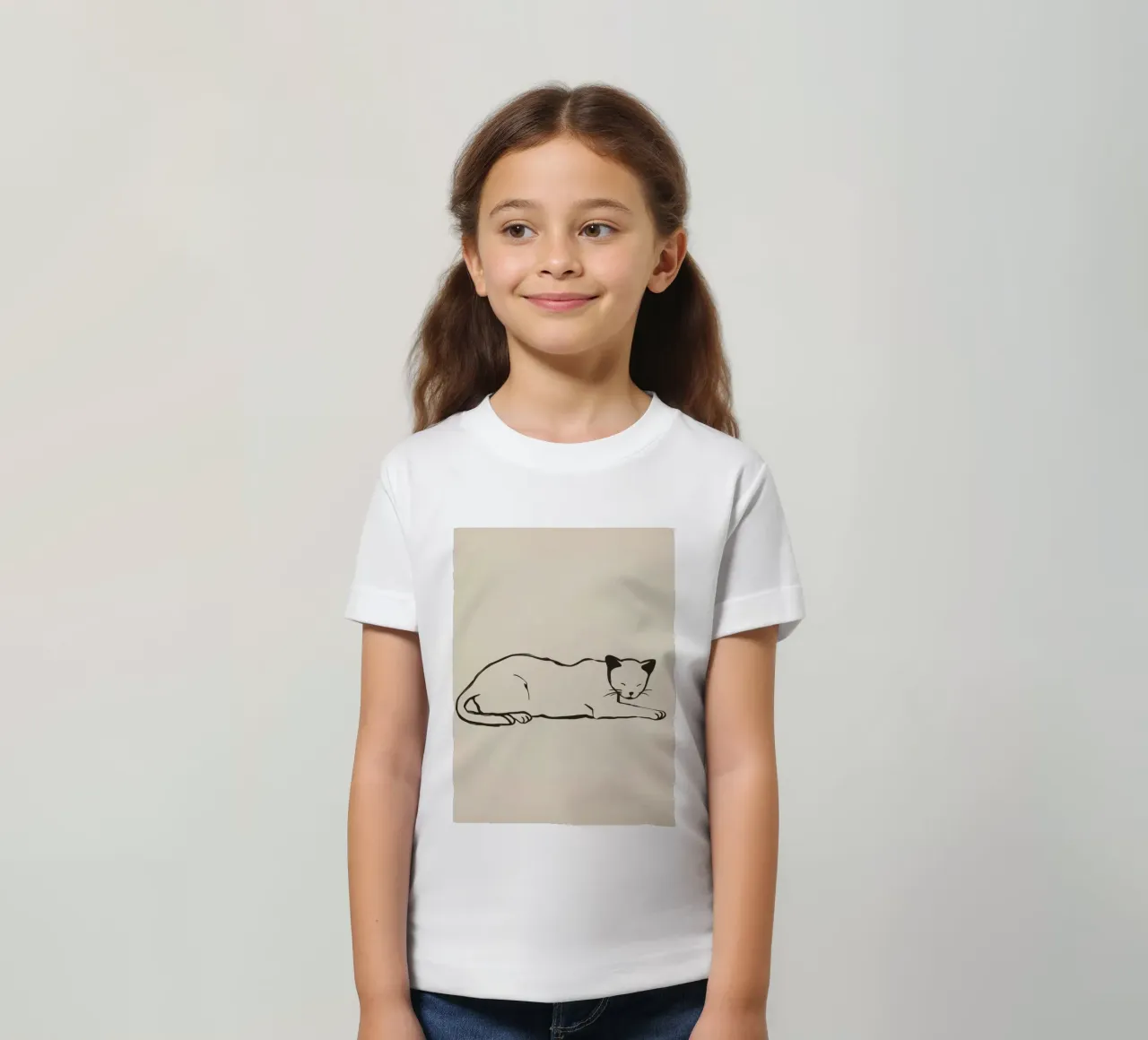 Entspannte Katze, die bequem mit geschlossenen Augen ruht Kinder T-Shirt von DesignDoodle
