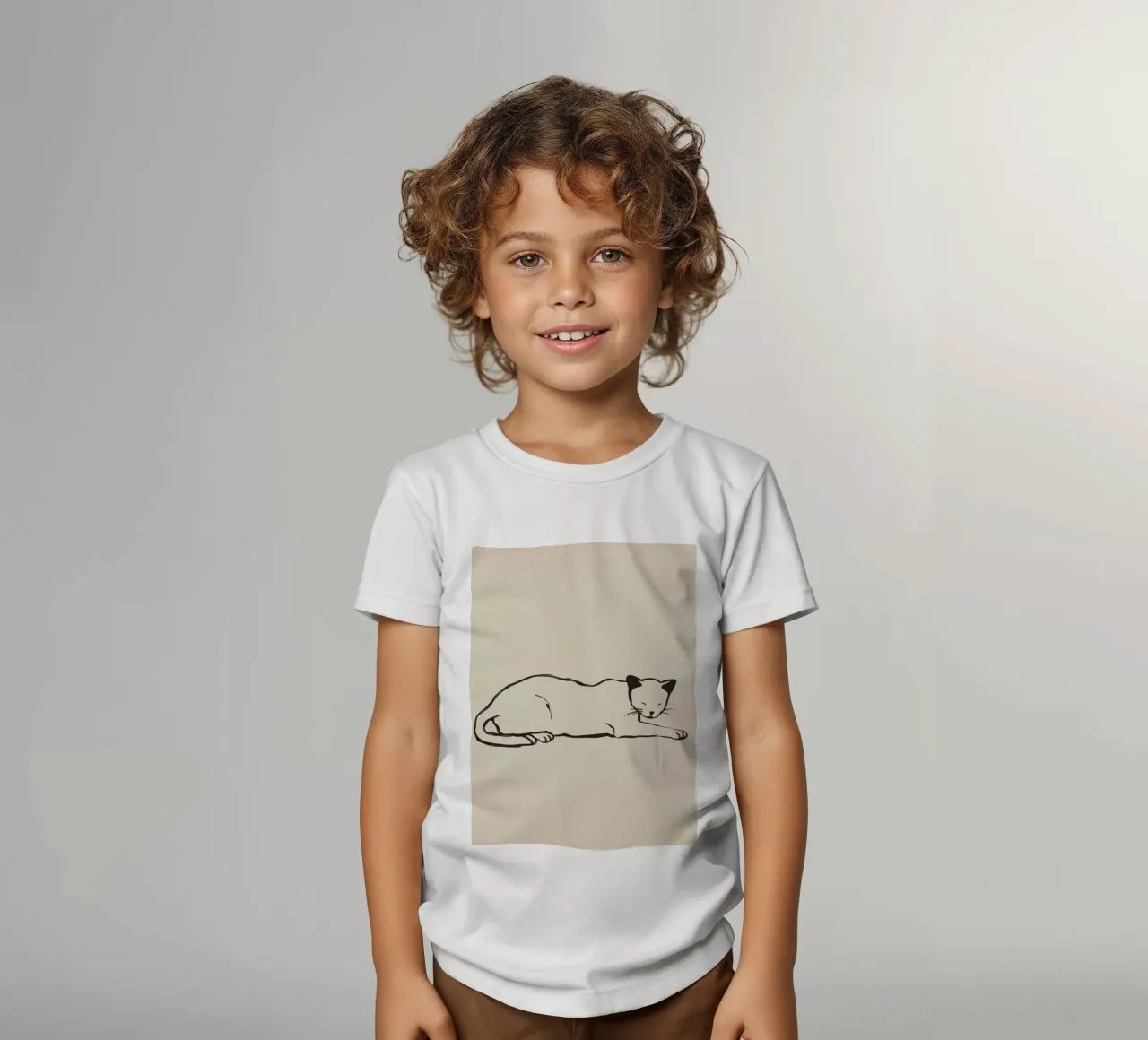 Entspannte Katze, die bequem mit geschlossenen Augen ruht Kinder T-Shirt von DesignDoodle
