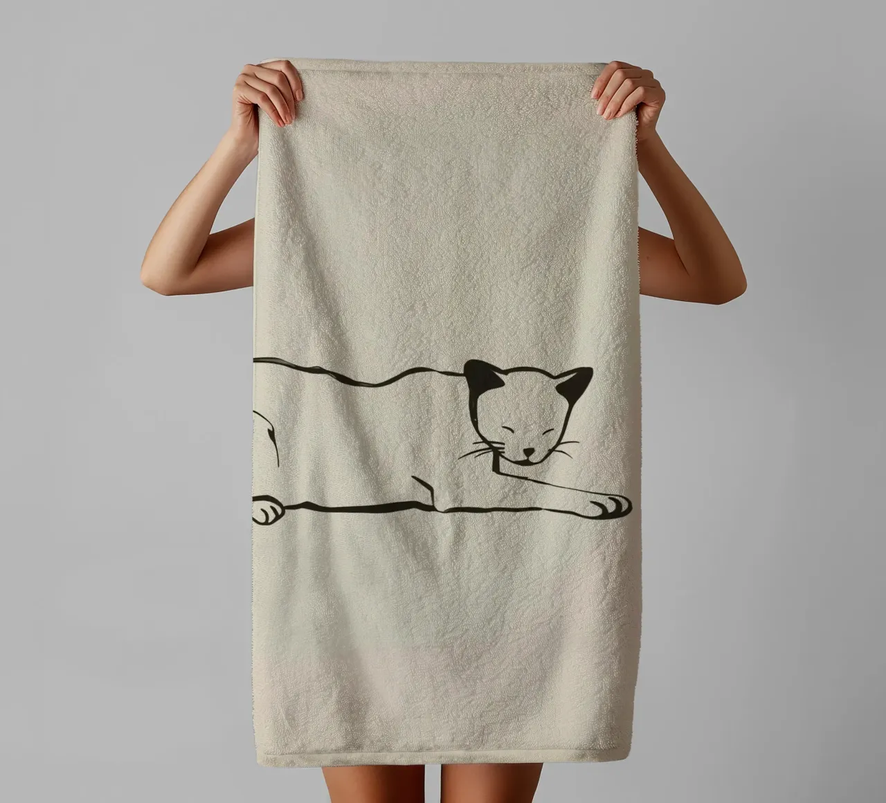 Gatto rilassato che riposa comodamente con gli occhi chiusi asciugamano da bagno da DesignDoodle