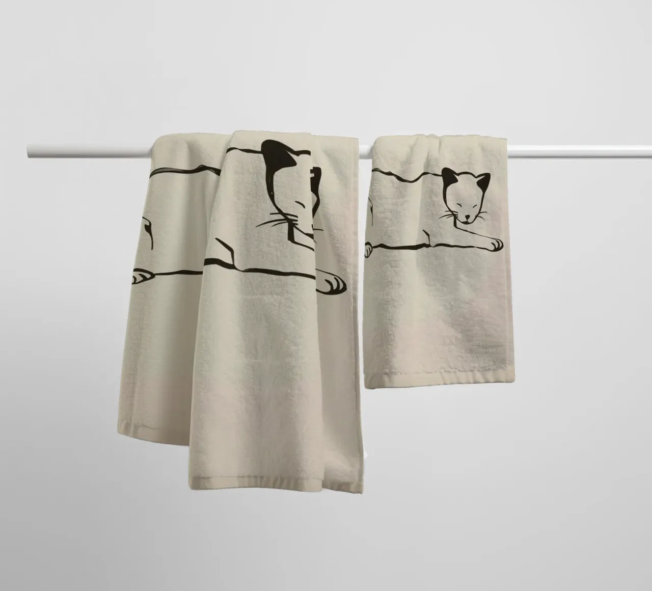 Gatto rilassato che riposa comodamente con gli occhi chiusi asciugamano da bagno da DesignDoodle