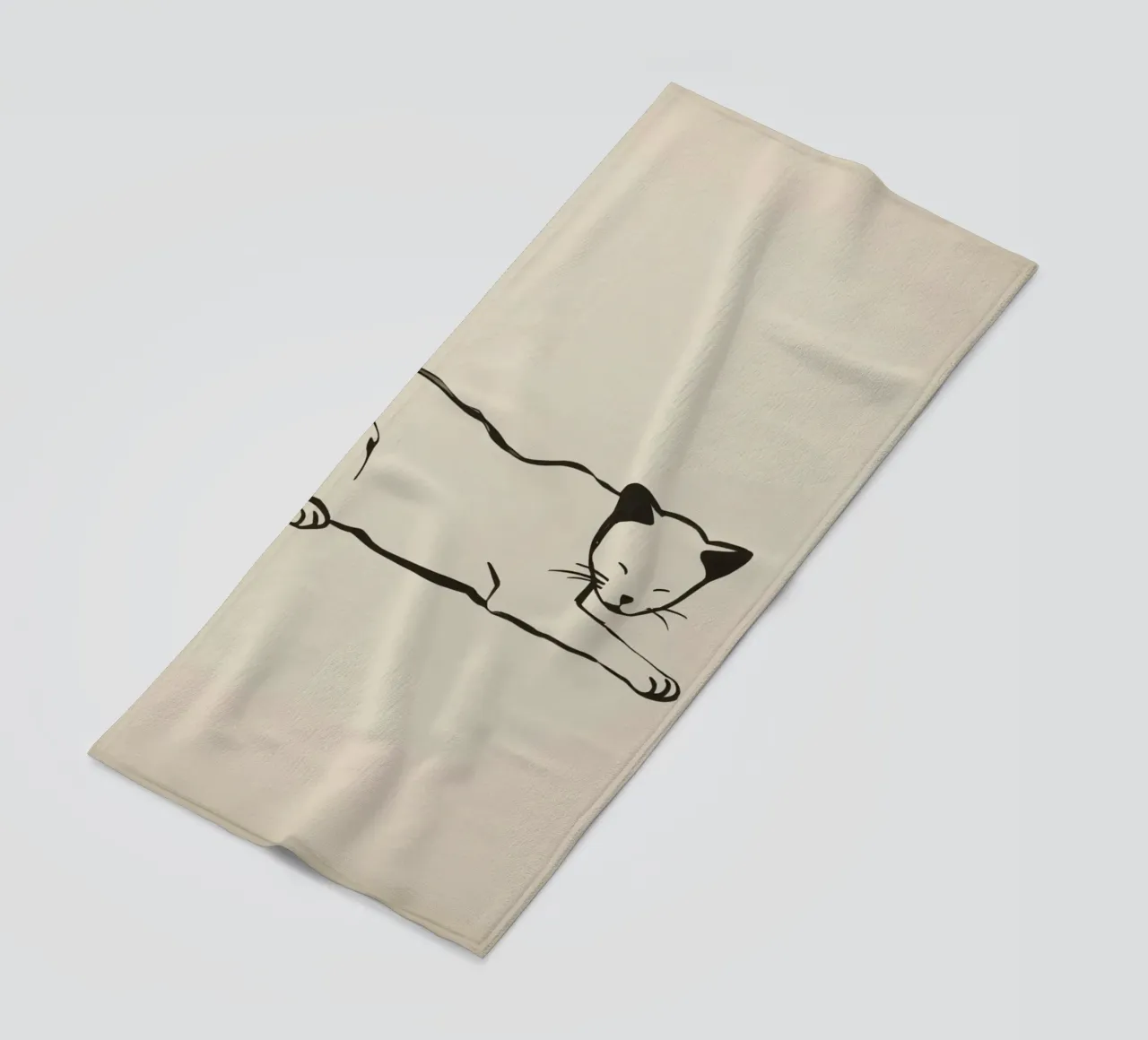 Gatto rilassato che riposa comodamente con gli occhi chiusi telo mare da DesignDoodle