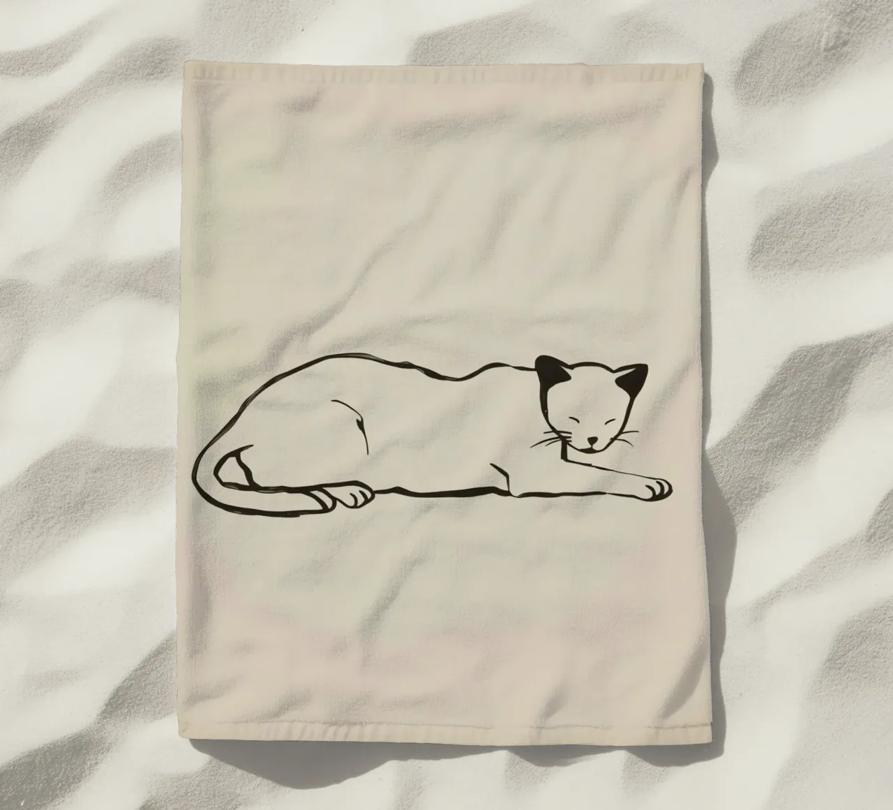 Gatto rilassato che riposa comodamente con gli occhi chiusi telo mare da DesignDoodle