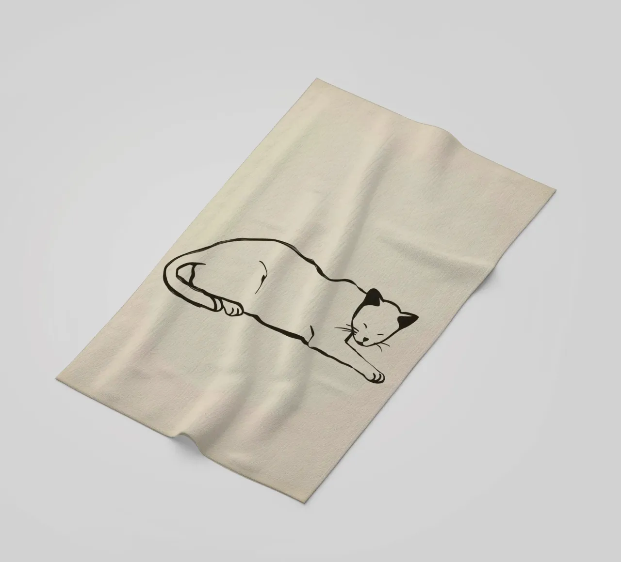Gatto rilassato che riposa comodamente con gli occhi chiusi telo mare da DesignDoodle