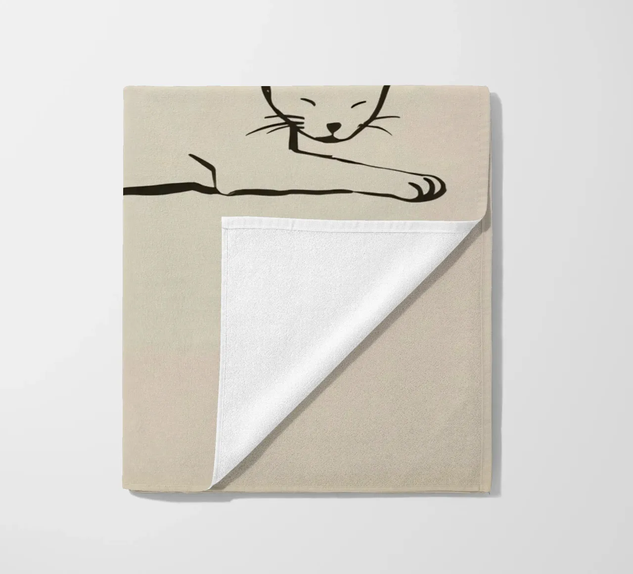 Gatto rilassato che riposa comodamente con gli occhi chiusi telo mare da DesignDoodle