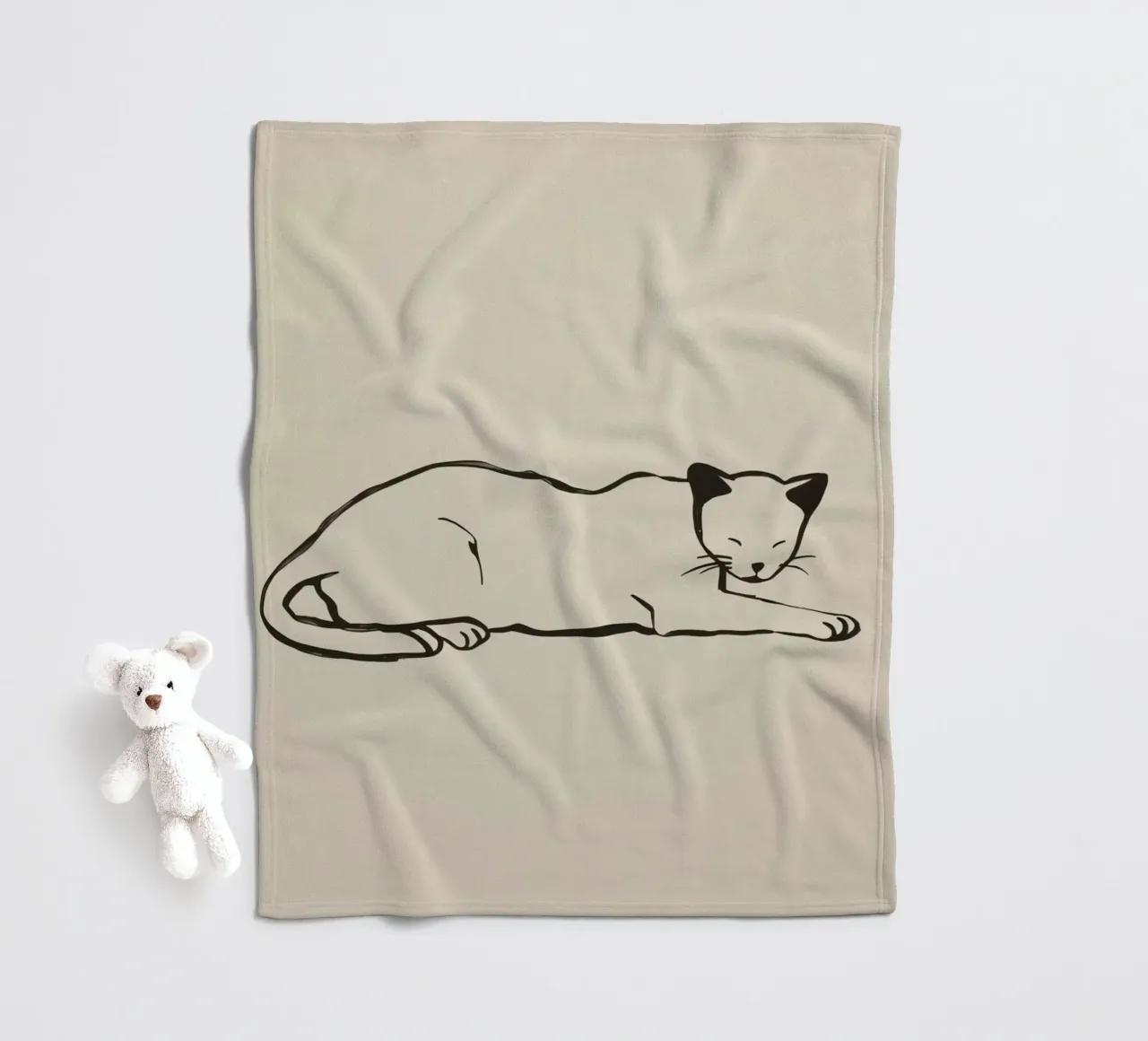 Gatto rilassato che riposa comodamente con gli occhi chiusi coperta in pile da DesignDoodle