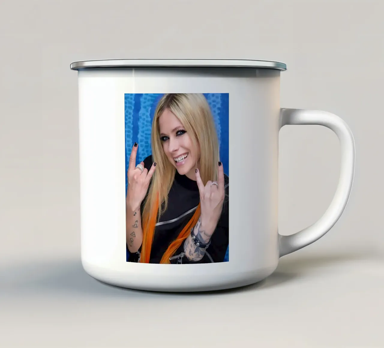 Avril Lavigne tazza in smalto da Musadad Shop