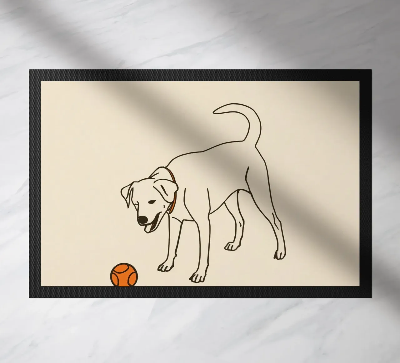 Il cane gioca con una palla in un ambiente interno caldo zerbino da DesignDoodle