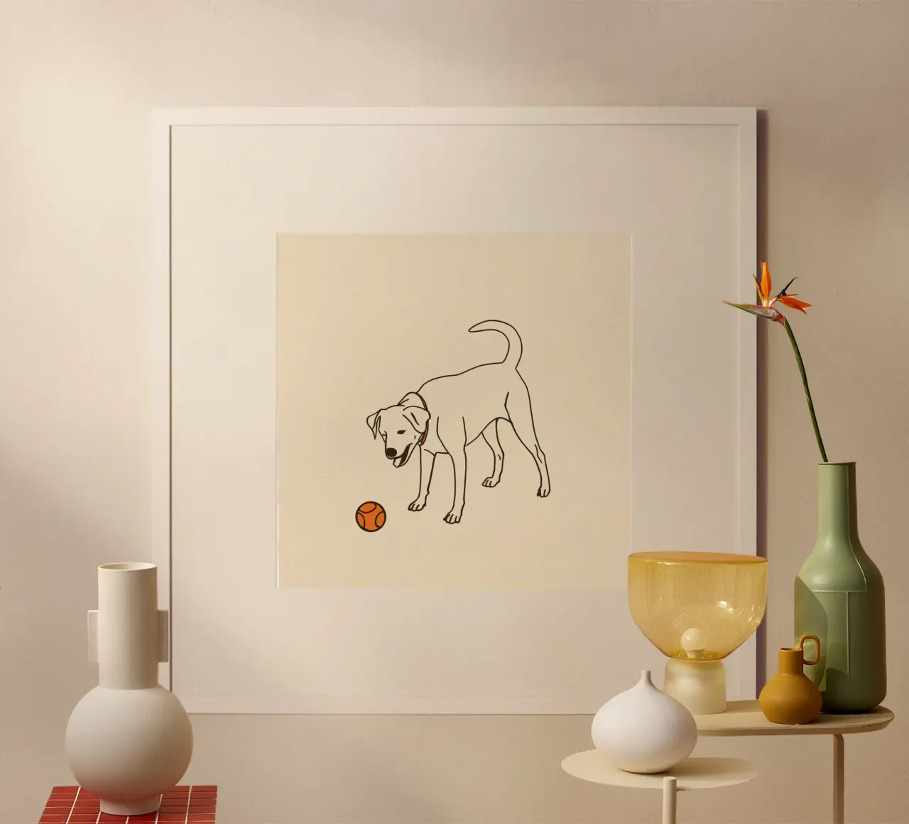 Il cane gioca con una palla in un ambiente interno caldo poster con telaio in legno da DesignDoodle