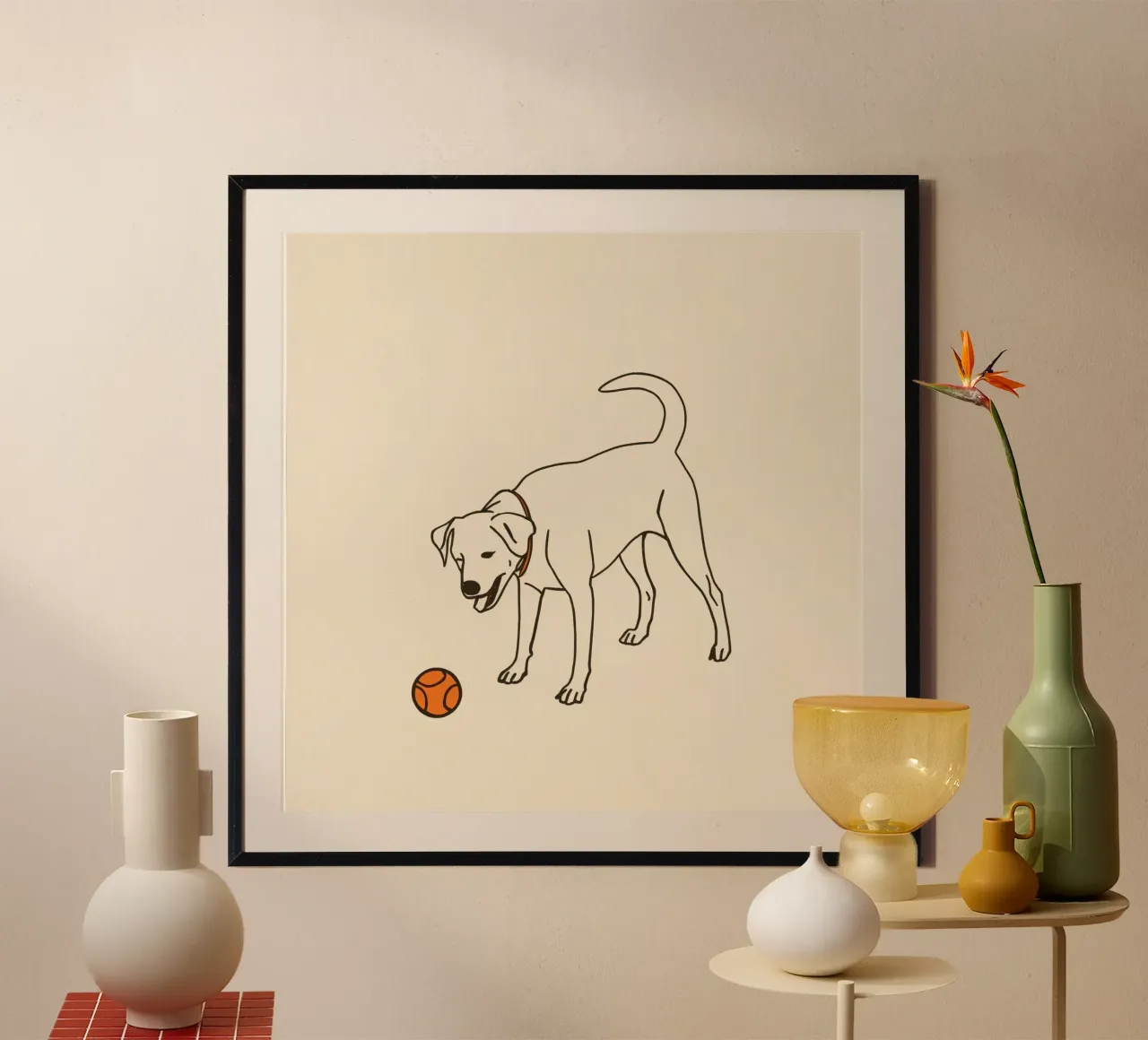 Il cane gioca con una palla in un ambiente interno caldo poster con telaio in legno da DesignDoodle