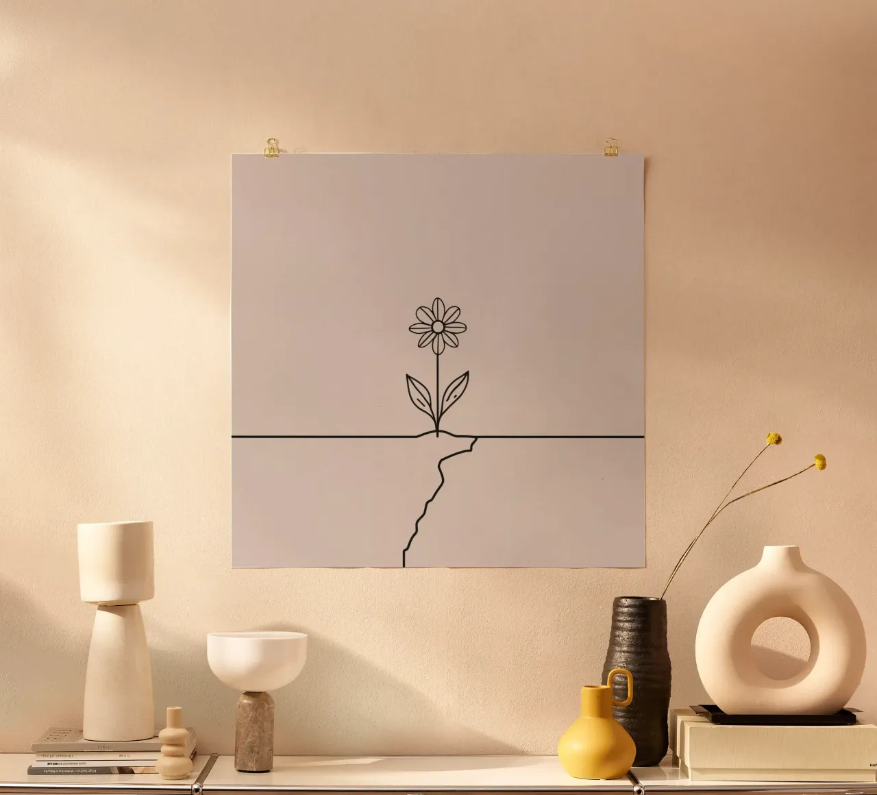 La fleur qui pousse à partir d'une fissure dans la surface symbolise la résilience poster avec cadre en bois de DesignDoodle