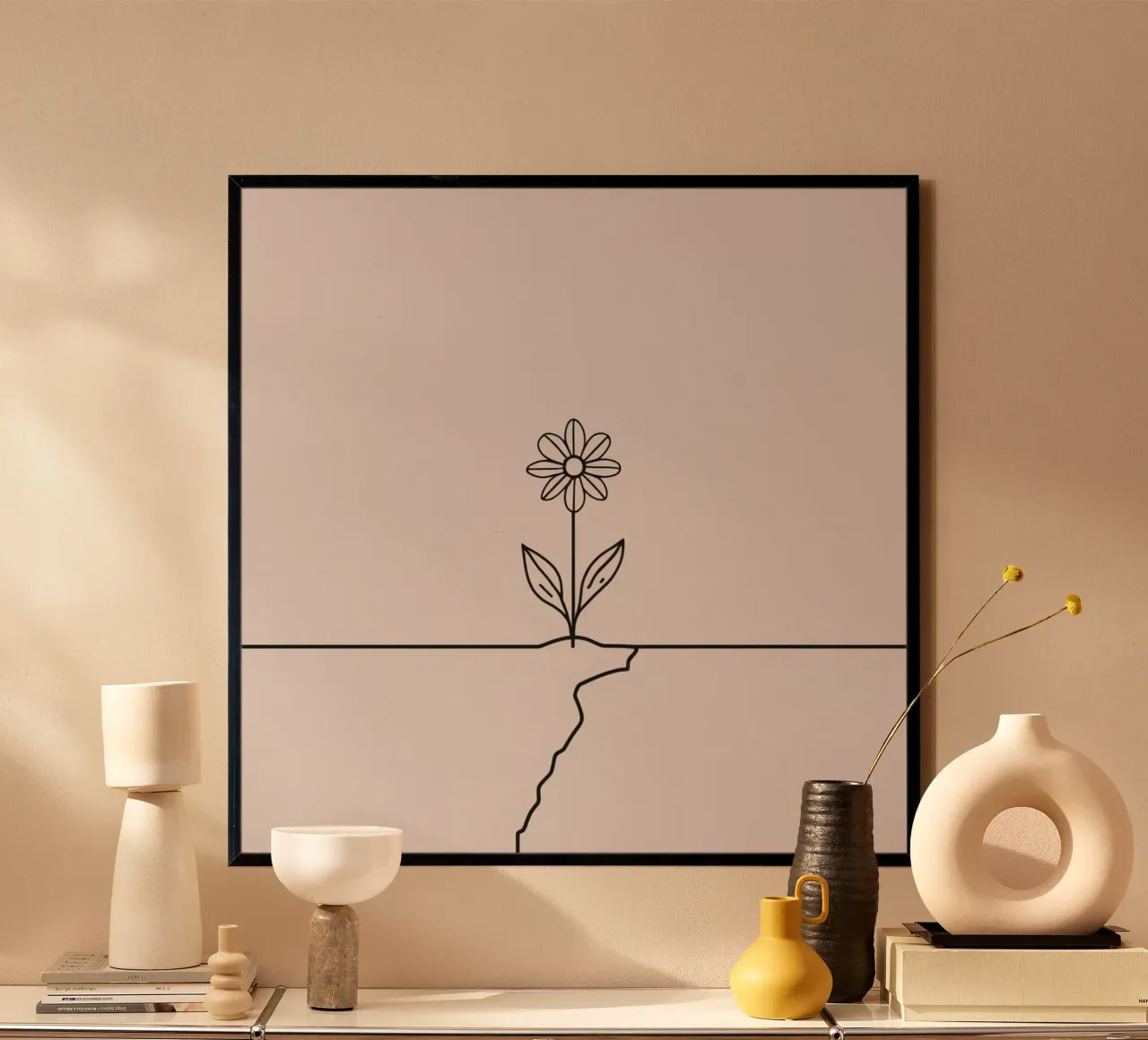 La fleur qui pousse à partir d'une fissure dans la surface symbolise la résilience poster avec cadre en bois de DesignDoodle