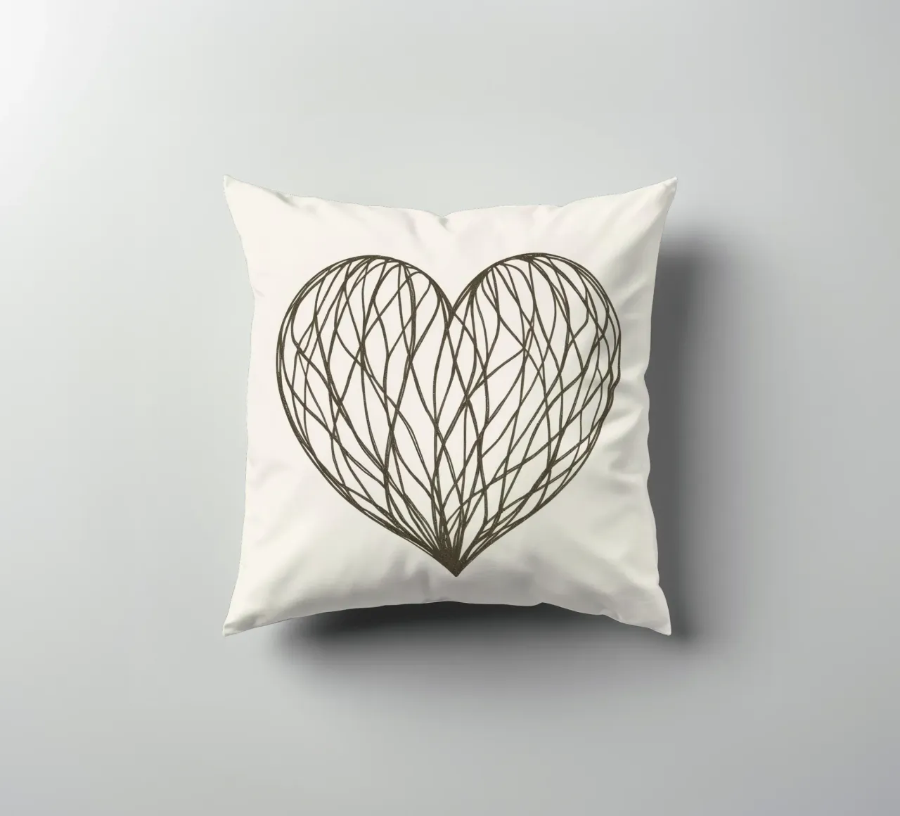 Detaillierte Herz-Illustration mit verschlungenen Linien Kissen von DesignDoodle