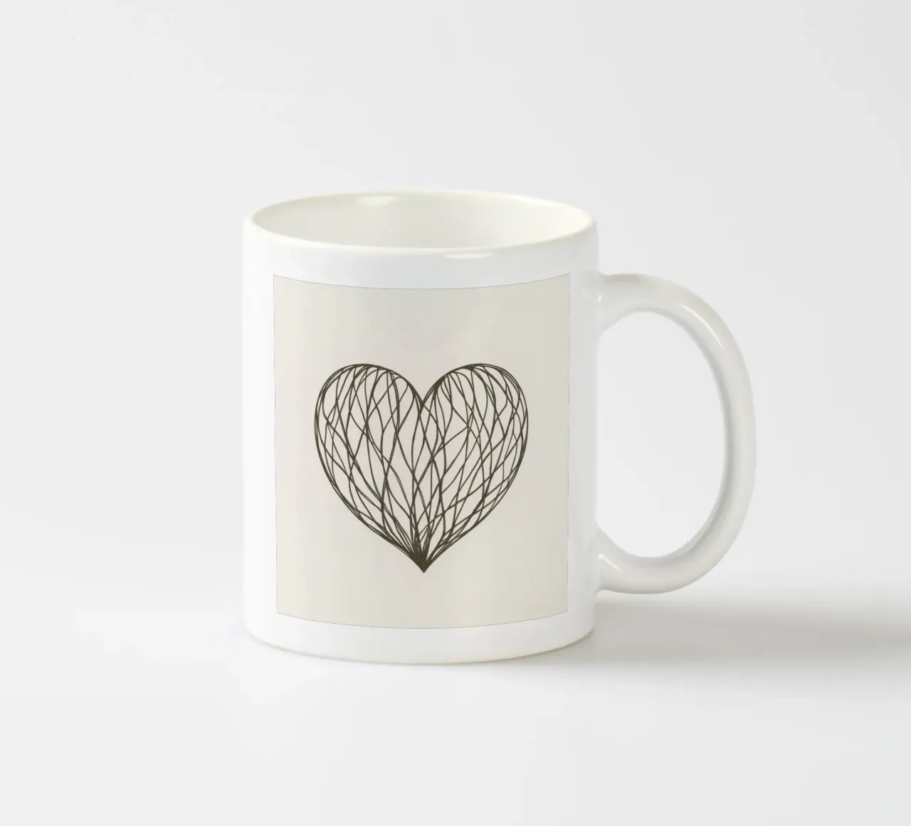Illustrazione dettagliata del cuore con linee che si intrecciano tazza in ceramica da DesignDoodle