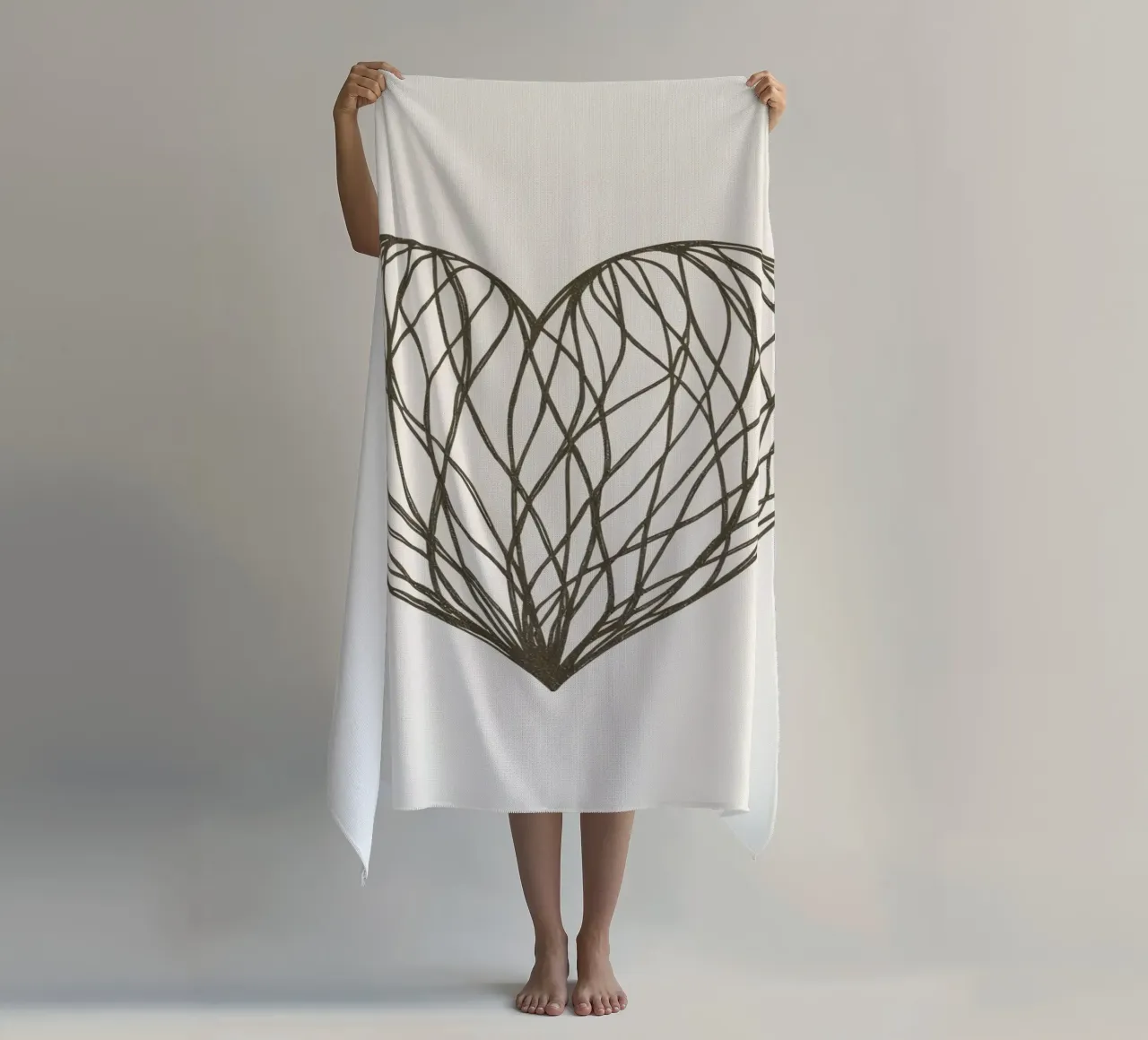 Detaillierte Herz-Illustration mit verschlungenen Linien Strandtuch von DesignDoodle