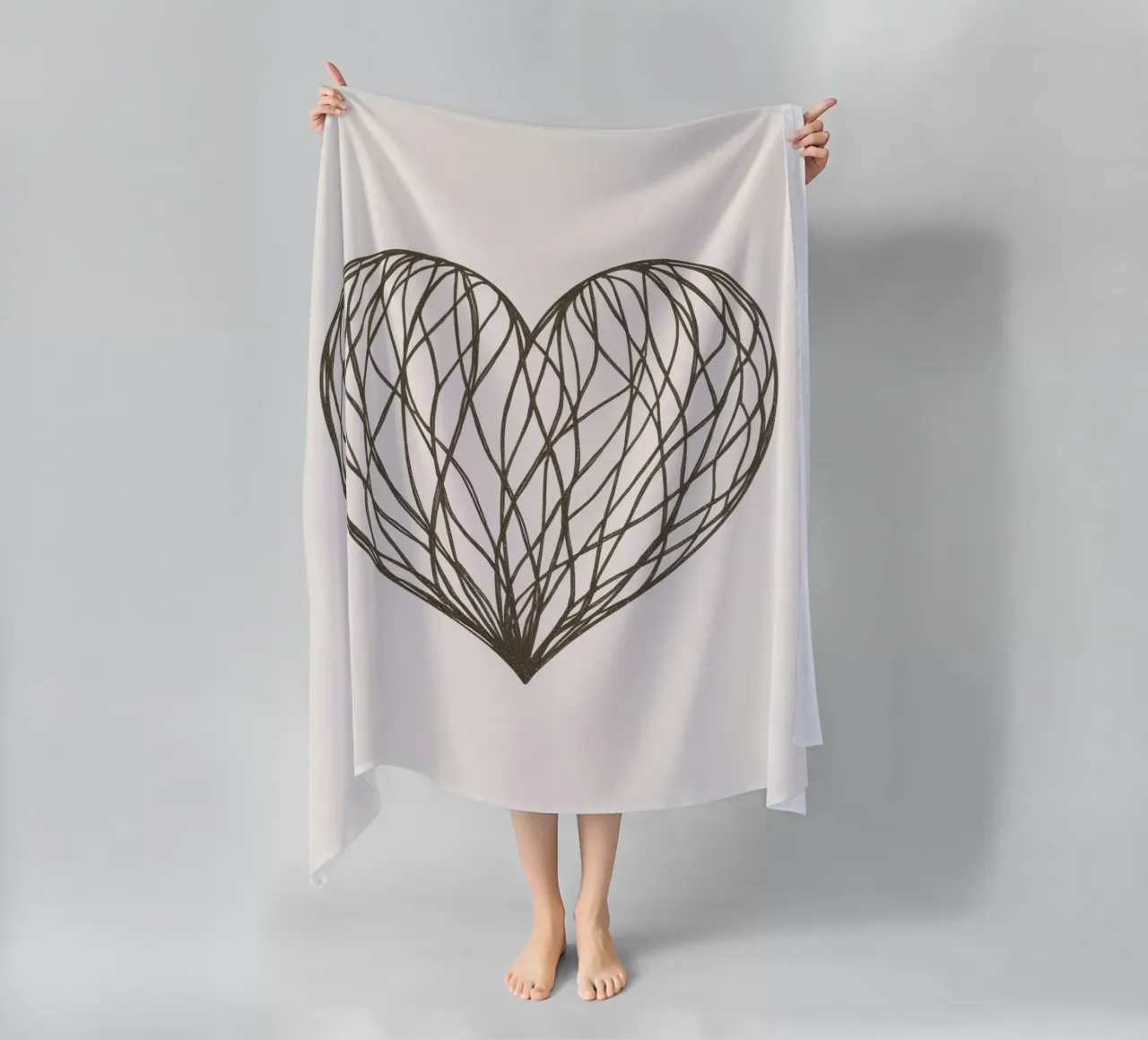 Detaillierte Herz-Illustration mit verschlungenen Linien Strandtuch von DesignDoodle