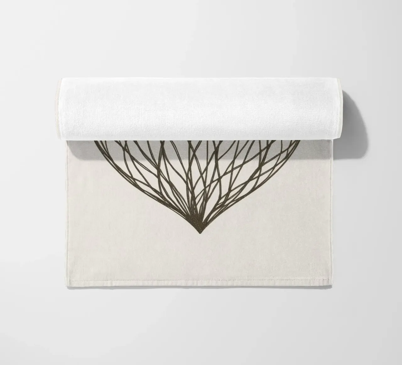 Detaillierte Herz-Illustration mit verschlungenen Linien Strandtuch von DesignDoodle