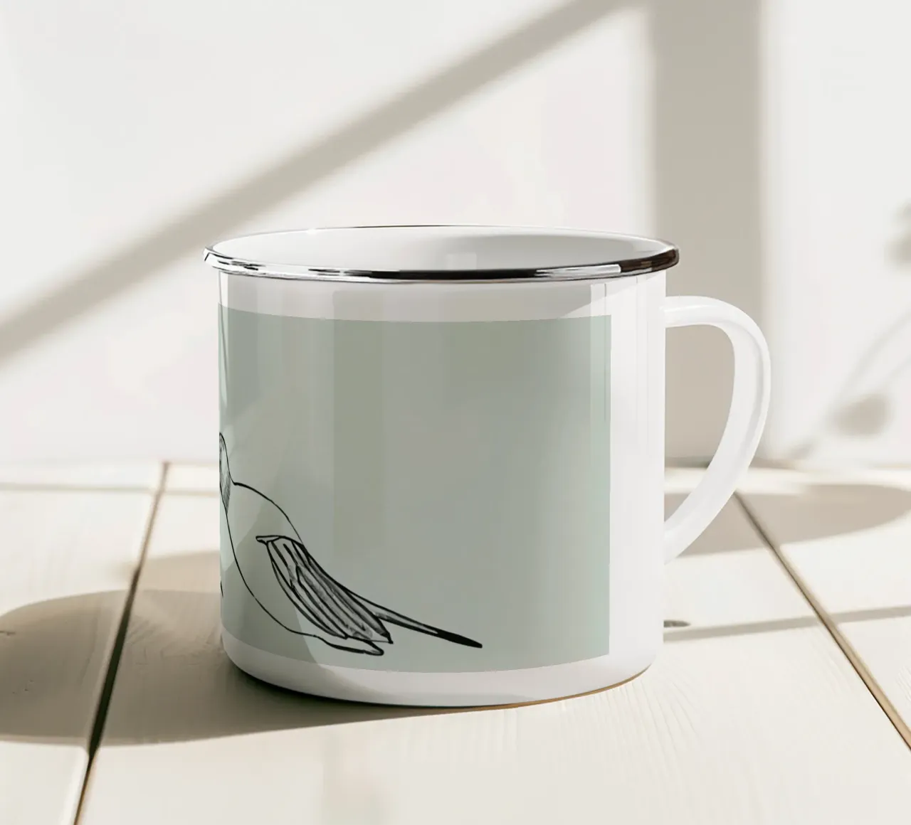 Illustrazioni disegnate a mano di due uccelli che volano sulla calce tazza in smalto da DesignDoodle