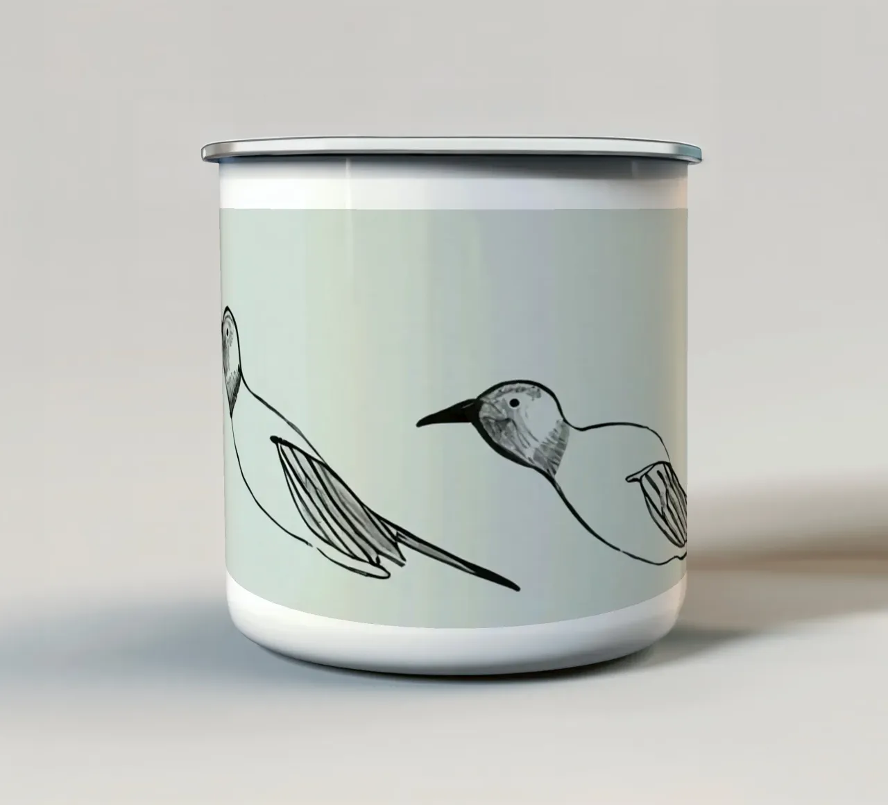 Illustrazioni disegnate a mano di due uccelli che volano sulla calce tazza in smalto da DesignDoodle