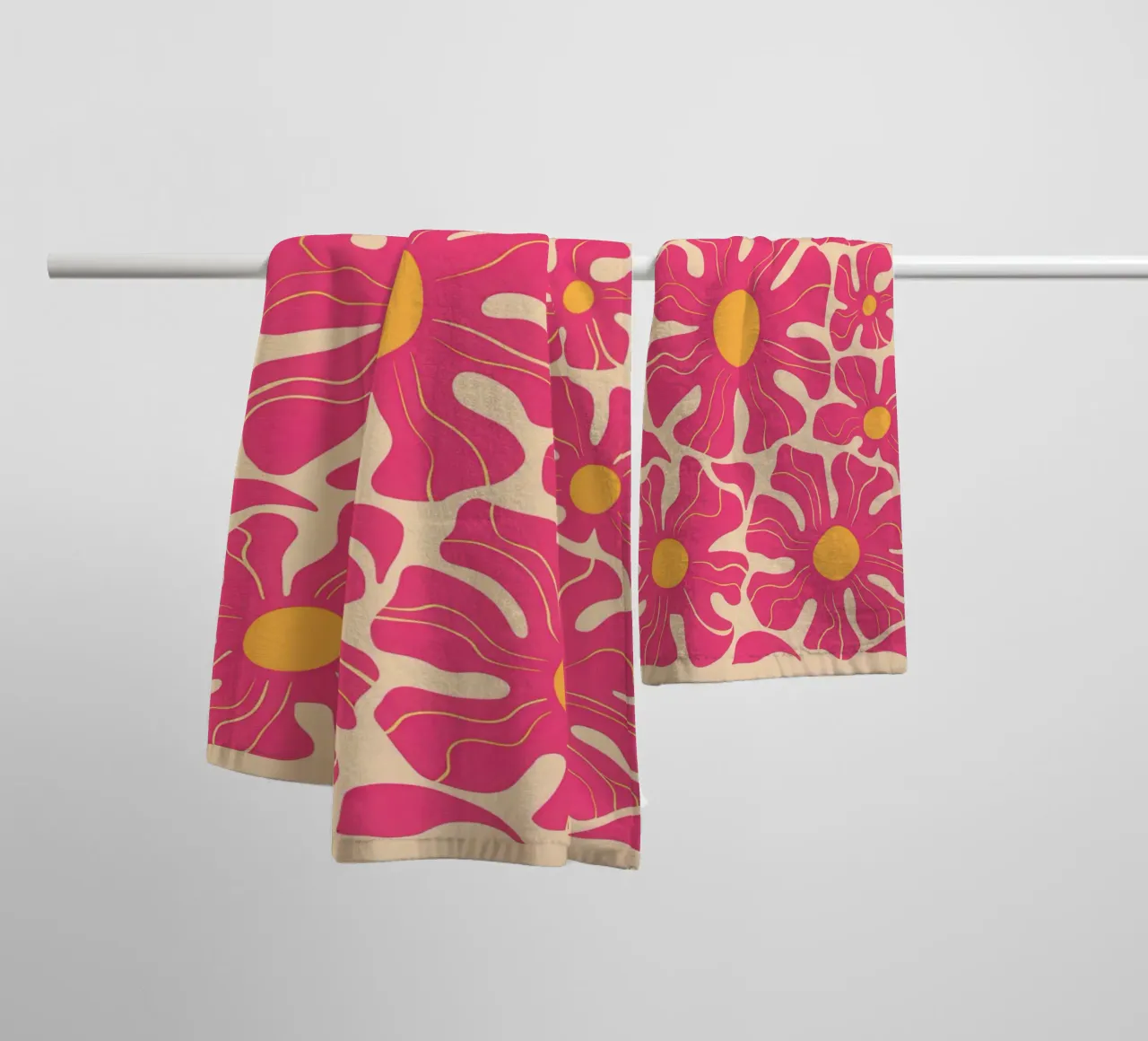 Petali rosa pop art asciugamano da bagno da Bring Haven