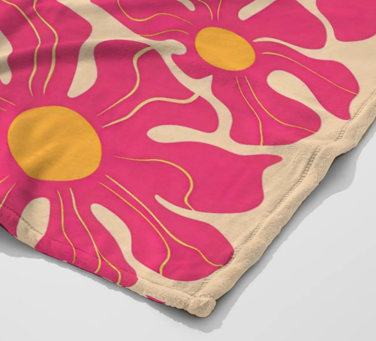 Petali rosa pop art coperta in pile da Bring Haven