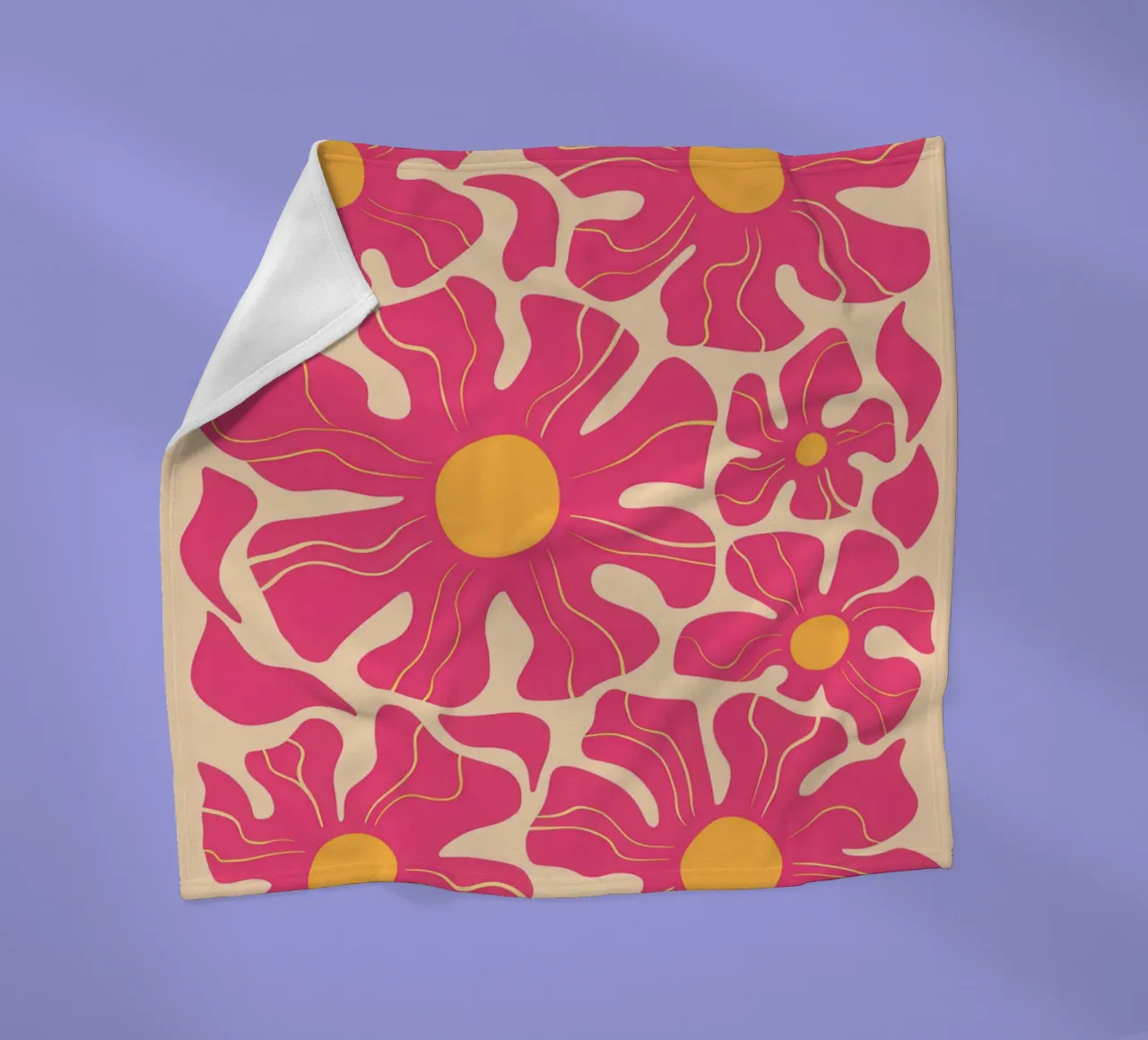 Petali rosa pop art coperta in pile da Bring Haven