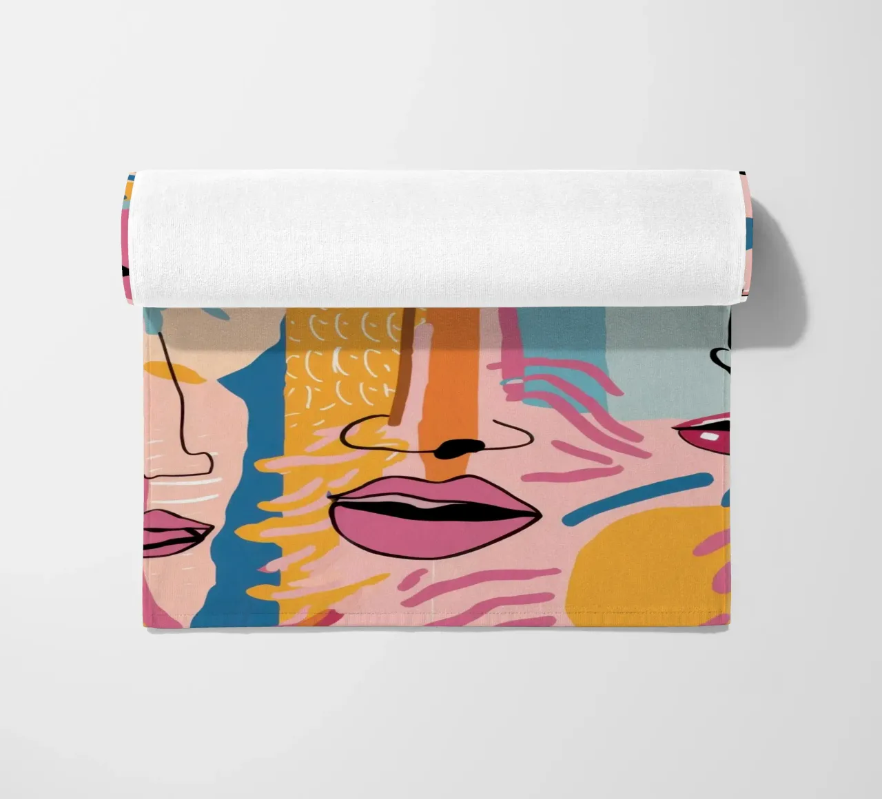 Gefragmenteerd gezicht Symfonie strandhanddoek van Bring Haven